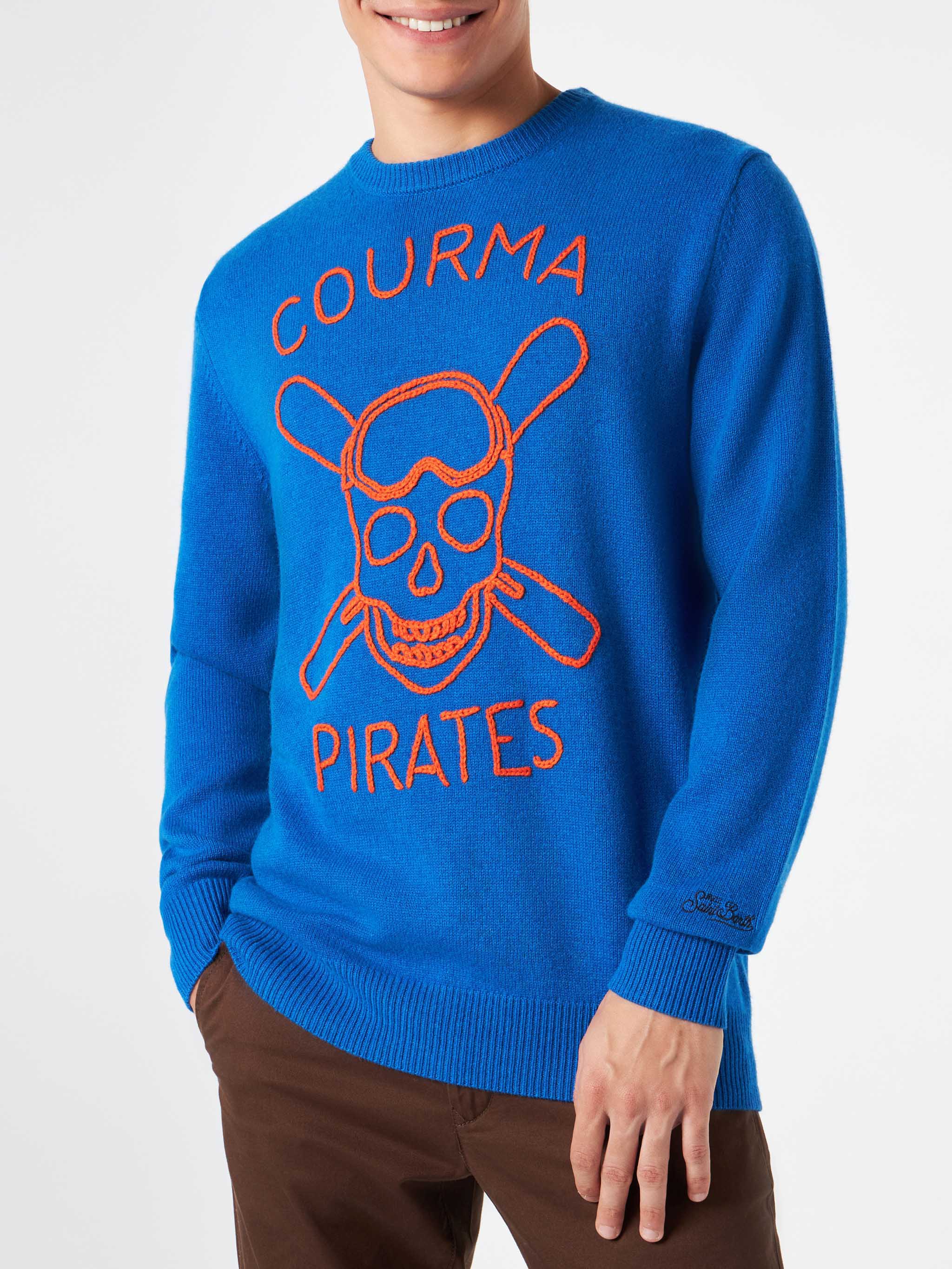 Blauwe herentrui met Courma Pirates-borduurwerk.