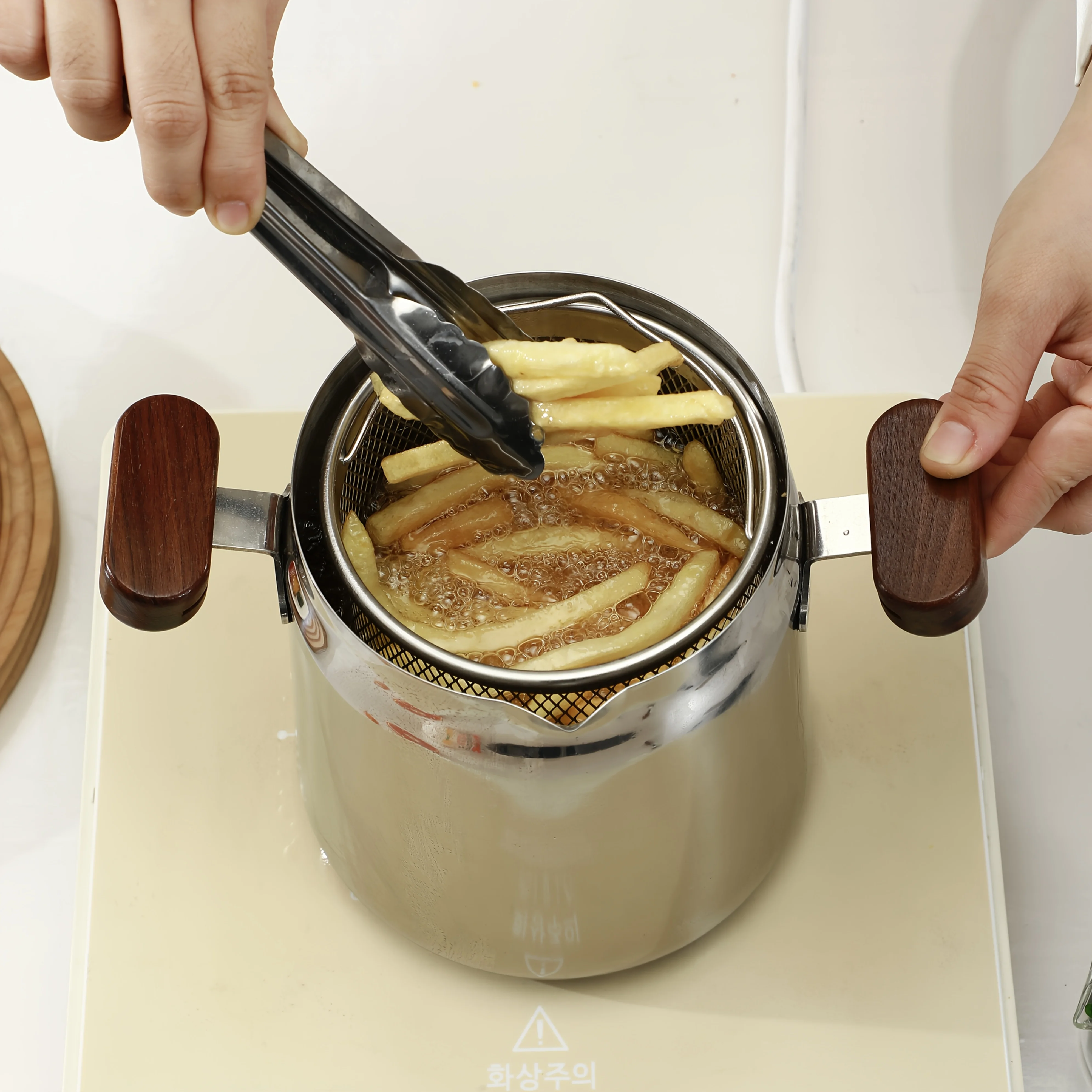 Friteuse à double anse en acier inoxydable 304 avec poignée en bois, idéale pour la cuisine, la friture de frites et de nuggets de poulet.