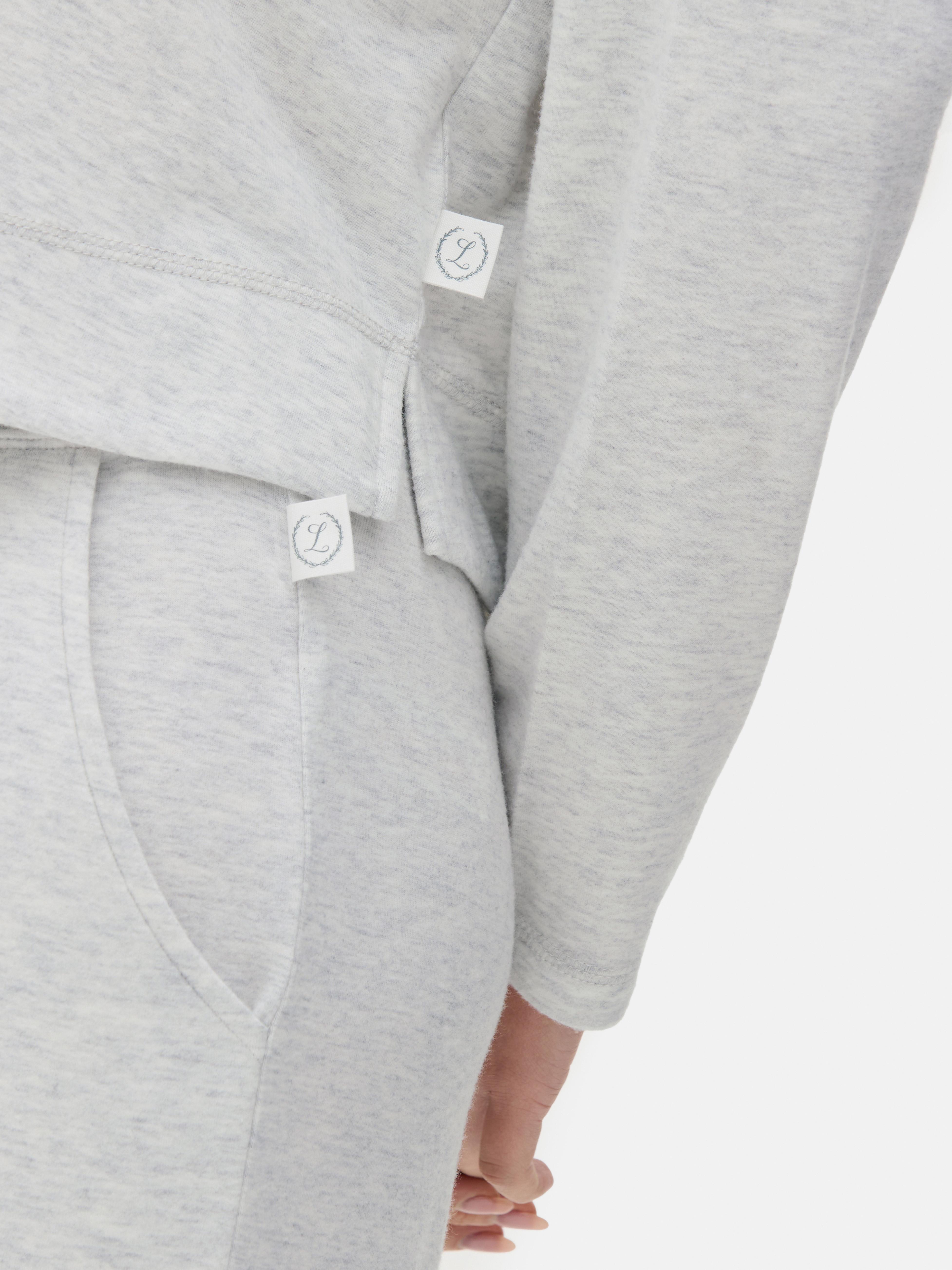 Top de pijama moale cu mânecă lungă Un top de pijama cu mânecă lungă confecționat din jerseu moale cu elasticitate suplimentară