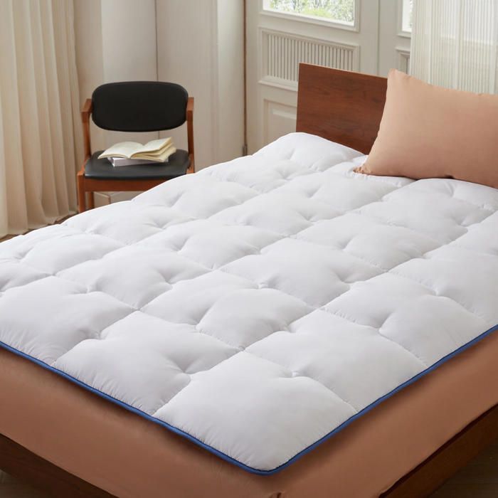 CASABEL Surmatelas Enveloppant 140 x 200 cm en Microfibre Respirante avec Liseré Bleu – Ultra Moelleux, Anti-Acariens – 2 Places