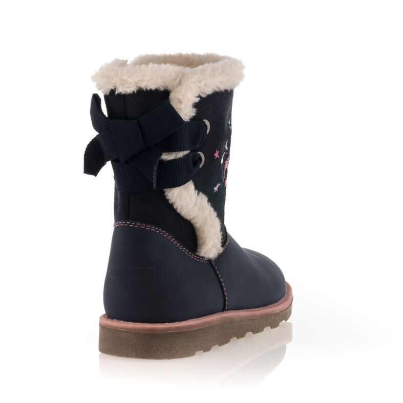 Botas azules de niña