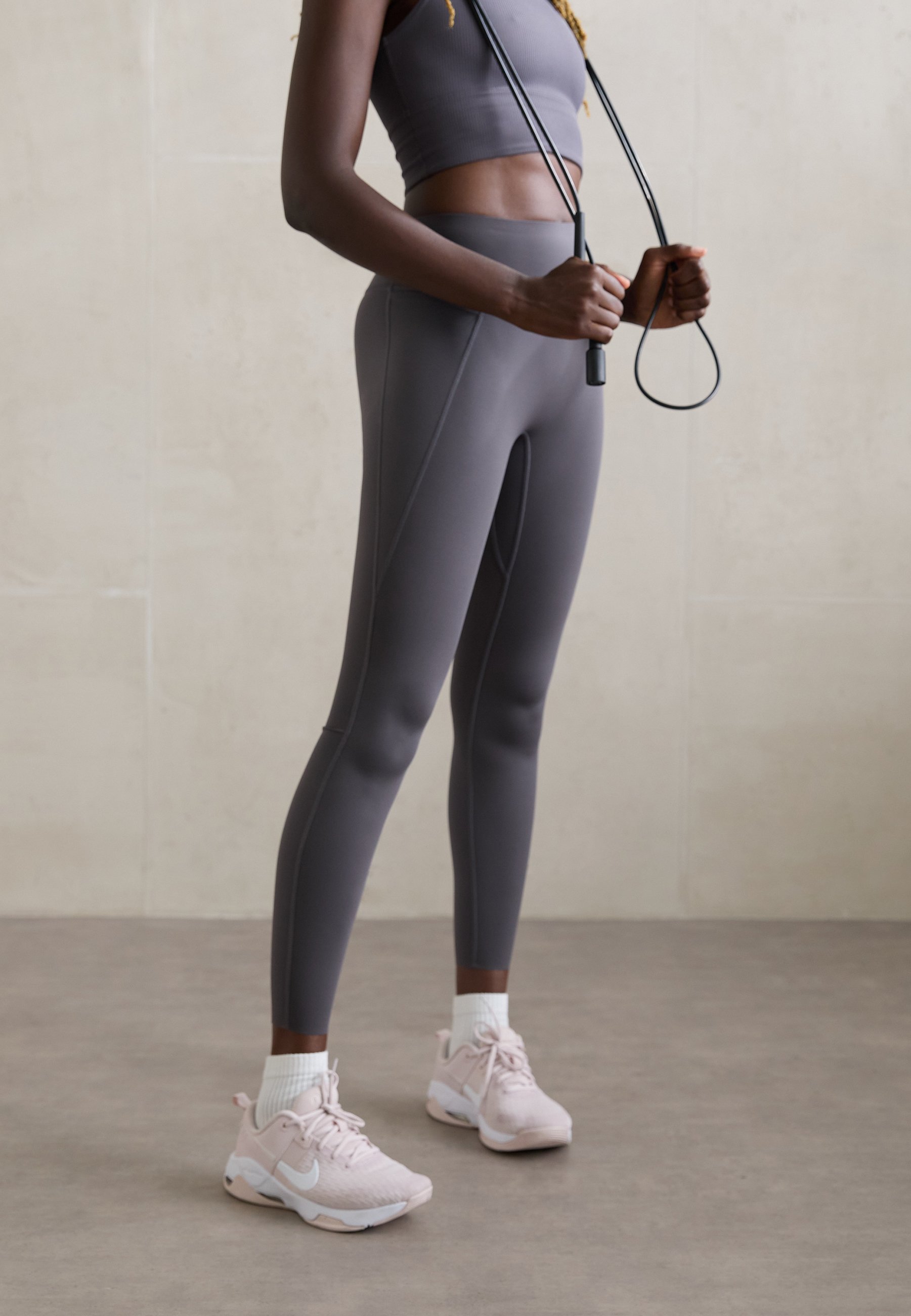 Nike Performance WIDE BRA - Sportbeha met lichte ondersteuning - Thunder Grey