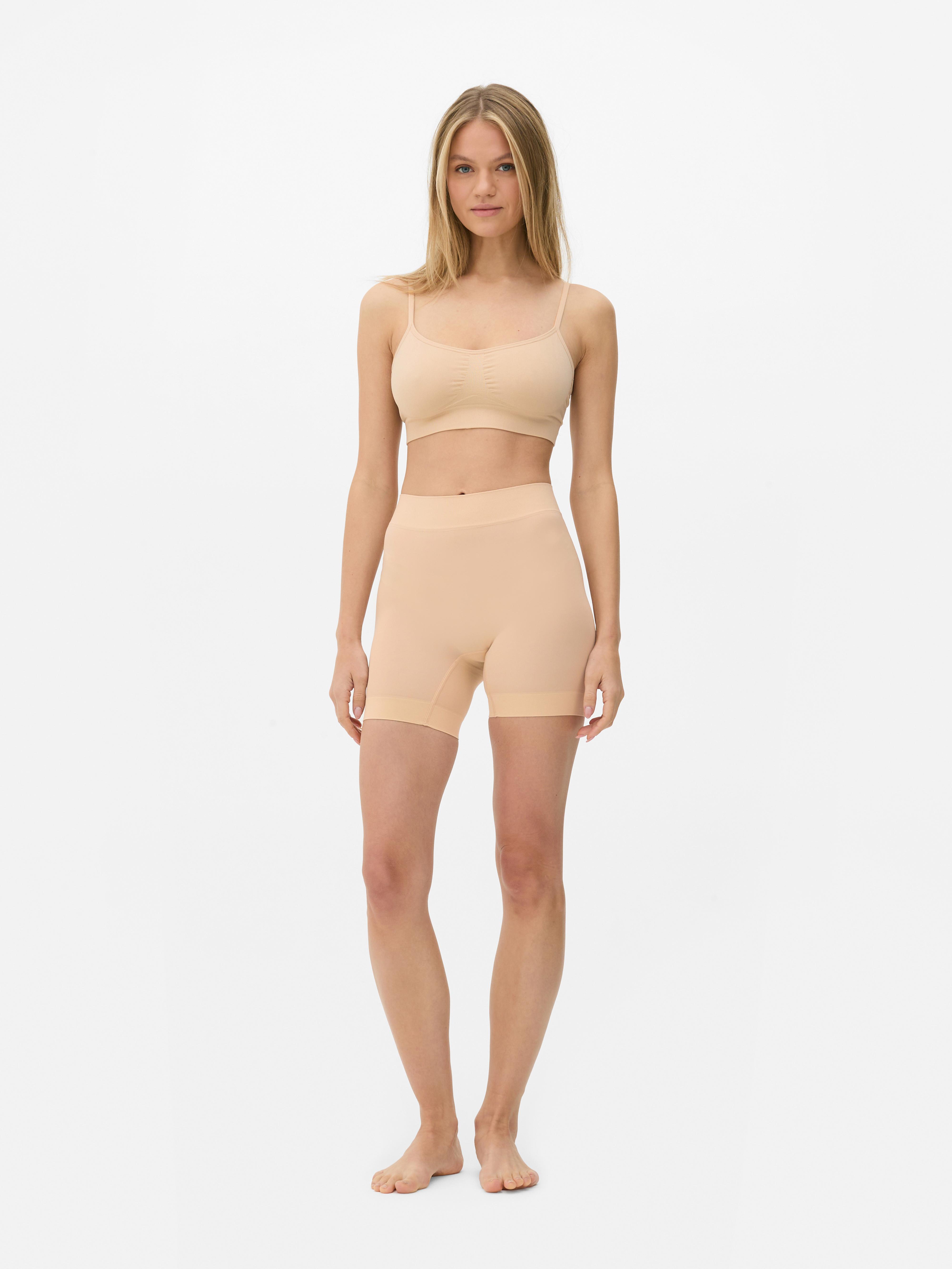 Pantaloni scurți fără cusături pentru a preveni iritațiile coapselor. Lenjerie modelatoare care se potrivește perfect pe sub ținute.