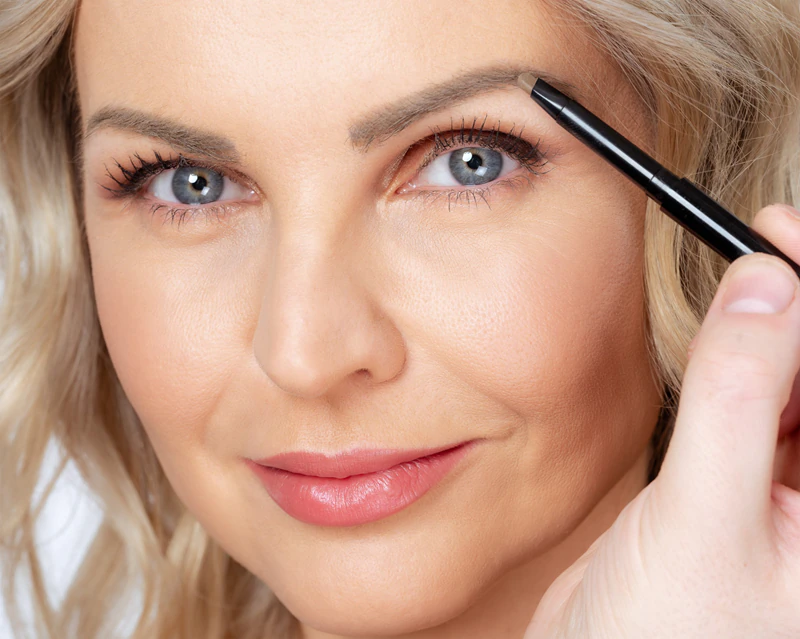 Dermacol Eyebrow Perfector automatická ceruzka na obočie s kefkou