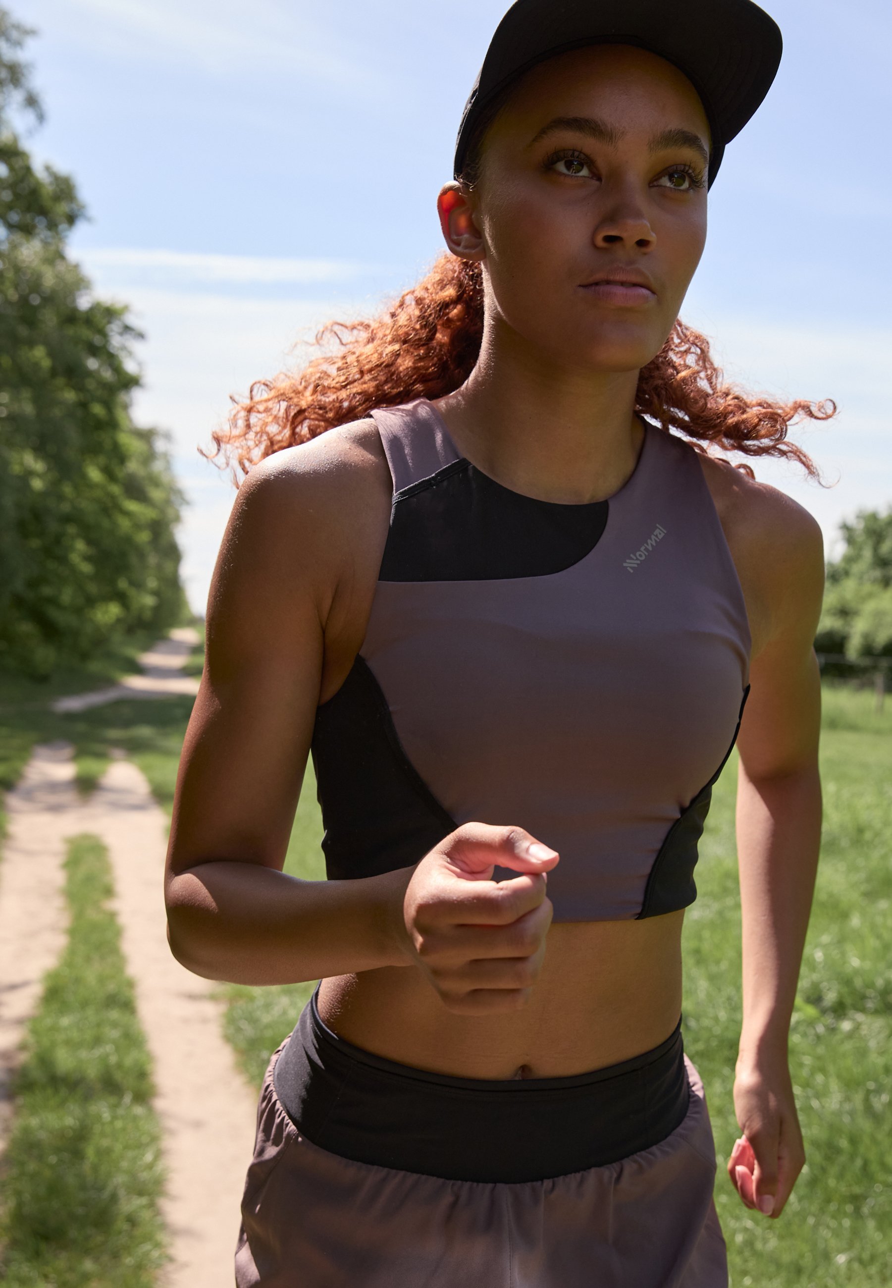 NNormal RACE - Reggiseno sportivo a supporto medio - viola scuro