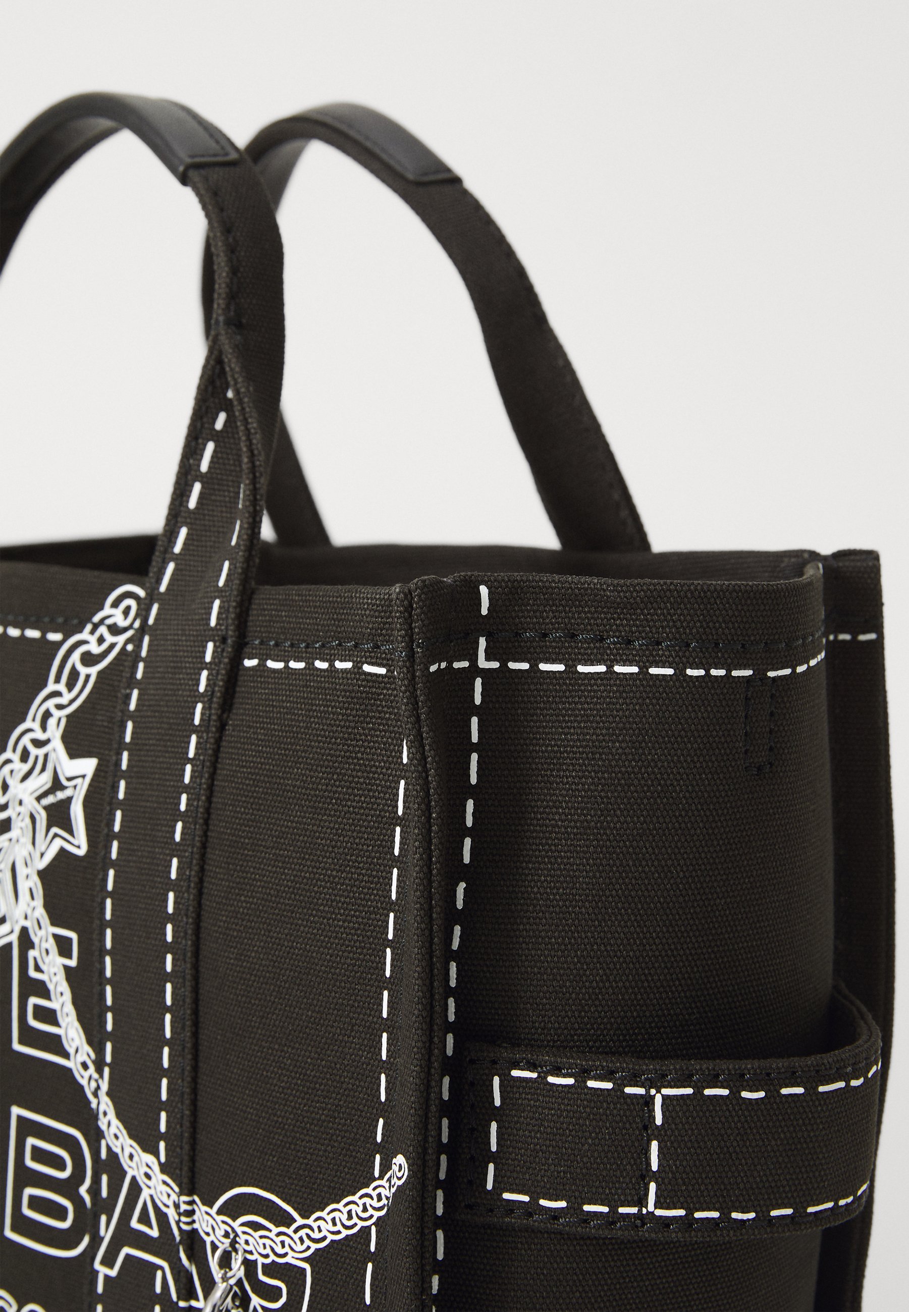 MARC JACOBS KESKMISE TALDRIKOOGA KÄEKOTT - must
