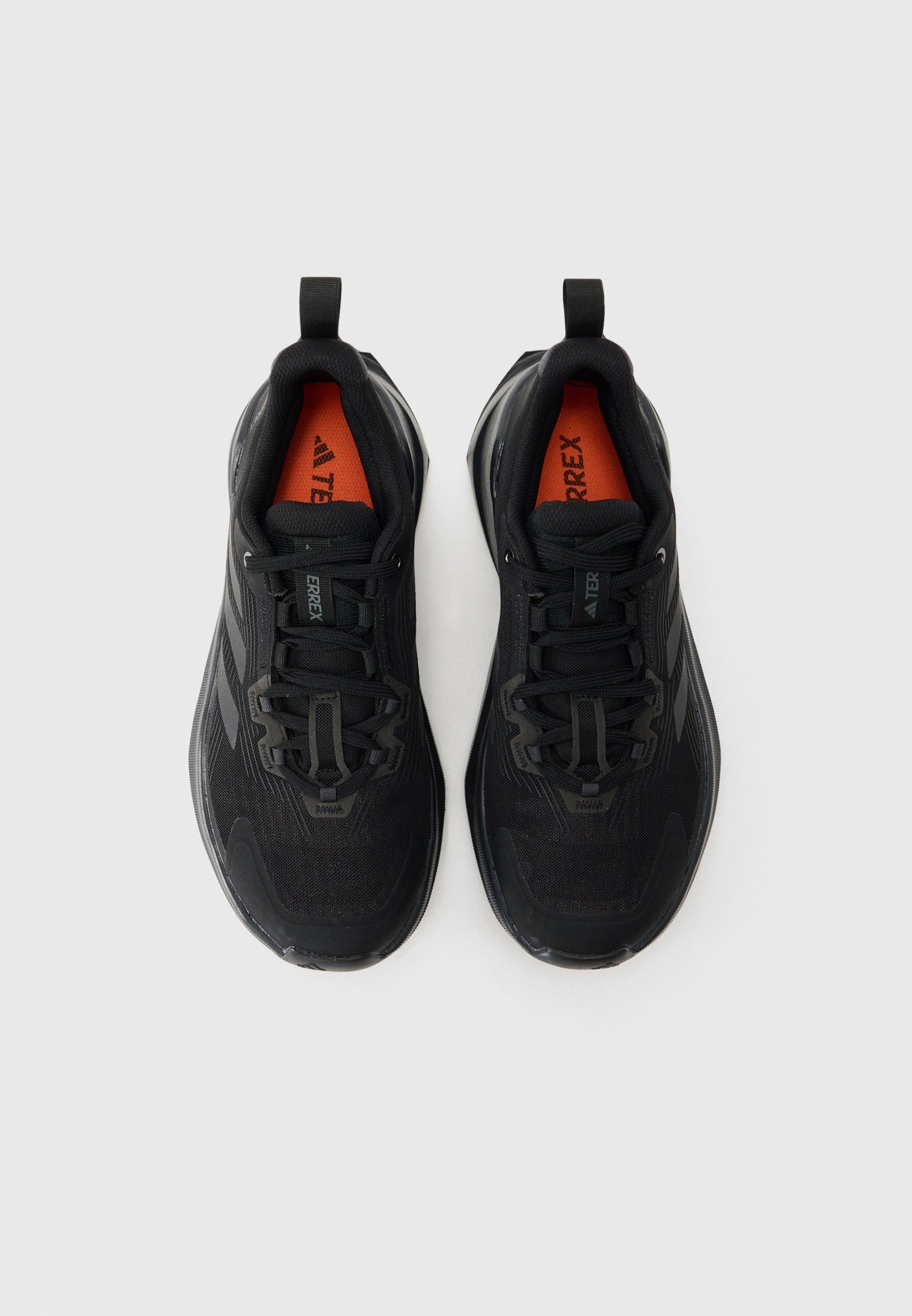 Adidas Terrex TRAILMAKER 2 — pārgājienu apavi — melni/pelēki četri/koleģiāla zelta krāsā