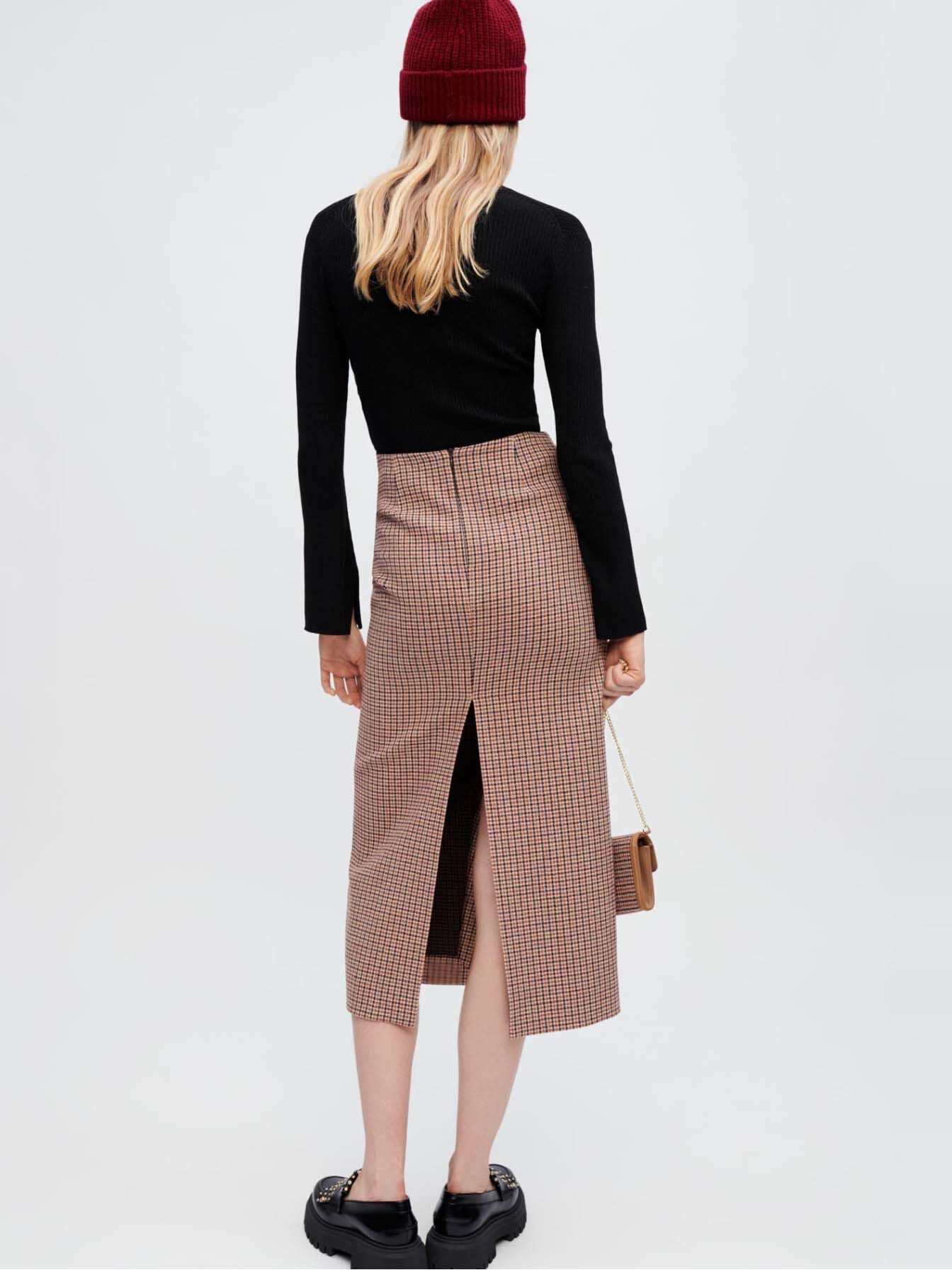 Camelkleurige midi-rok met pied-de-pouleprint en split