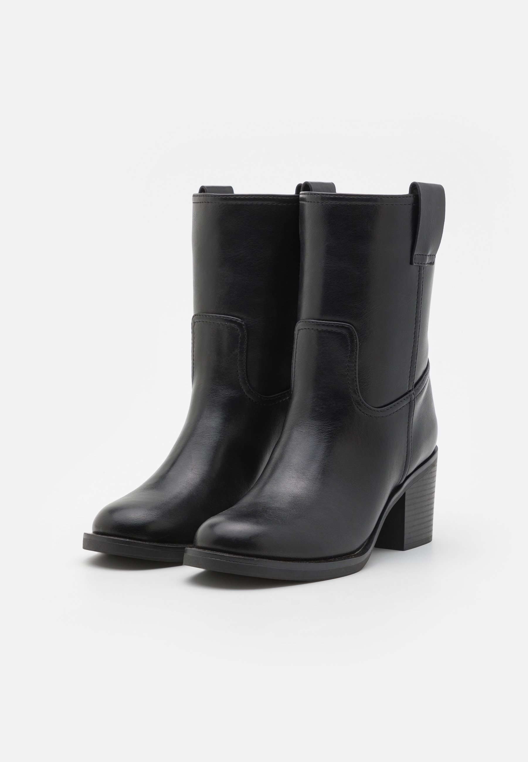 On peut les appeler bottines de printemps style cowboy/motard - noires