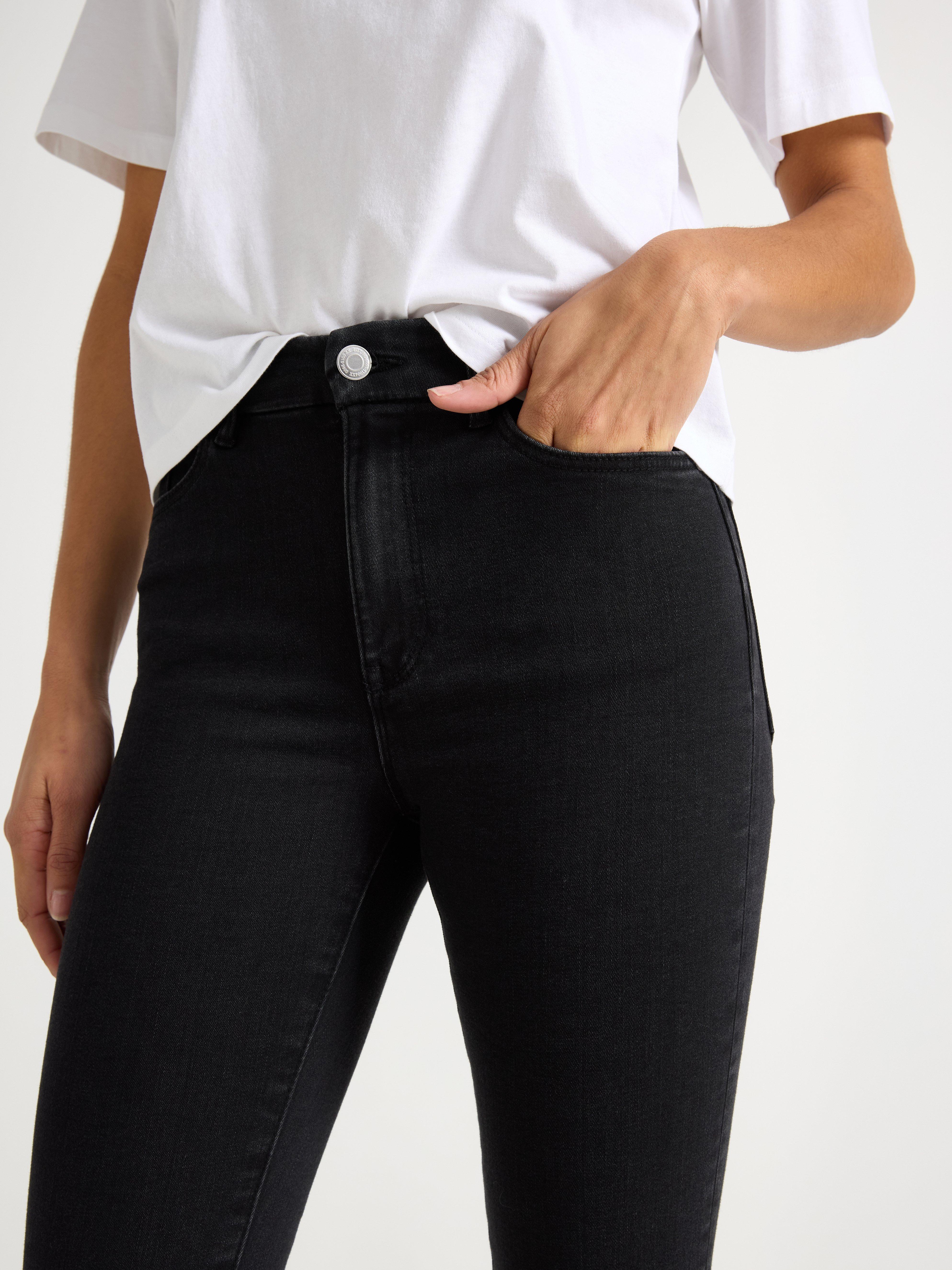 Calça jeans SLIM Clara superstretch, tamanho médio-alto, preta.