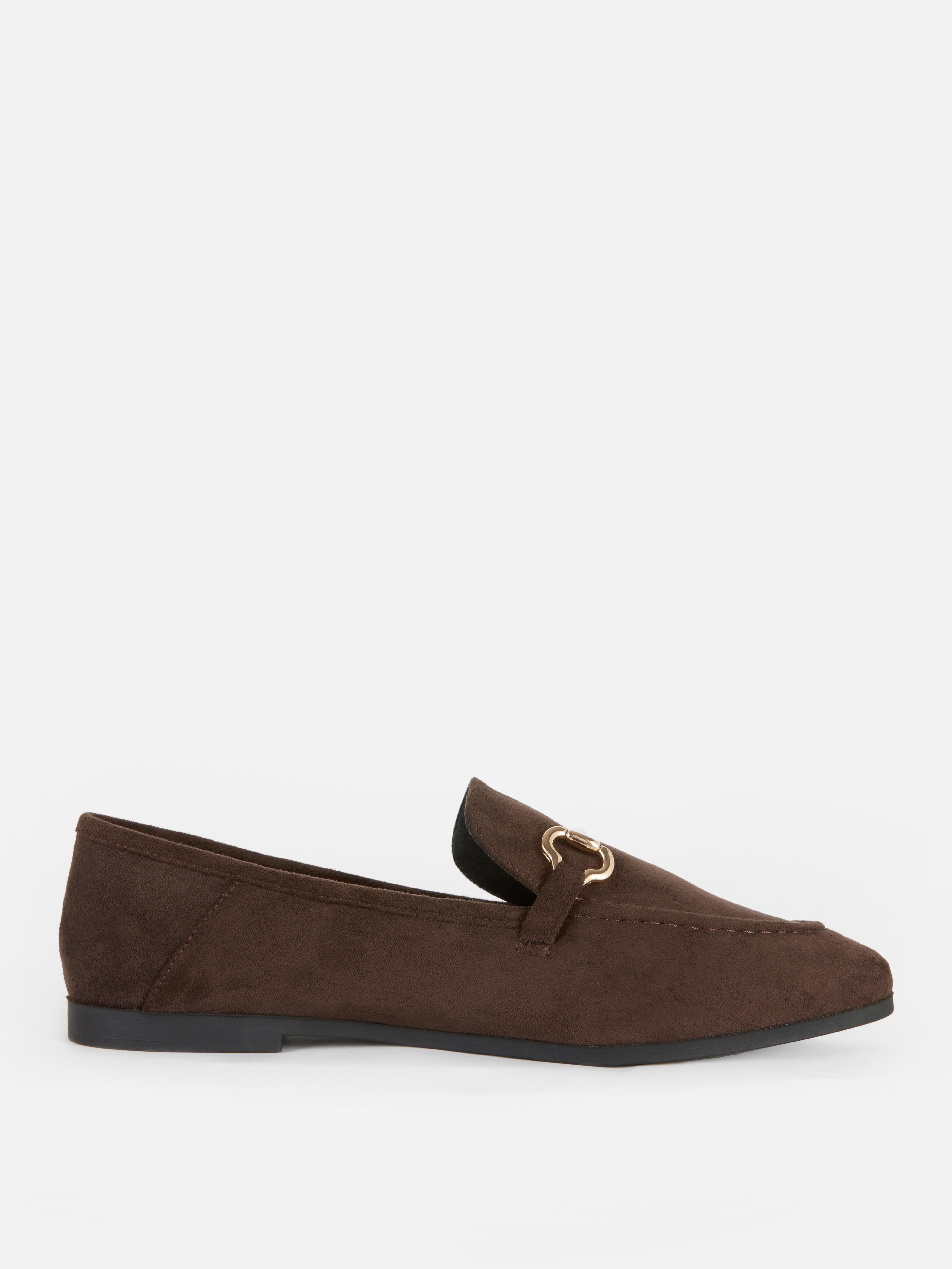 Mocasini din piele întoarsă cu toc plat. Acești mocasini din piele întoarsă sunt perfecți pentru ocazii formale.