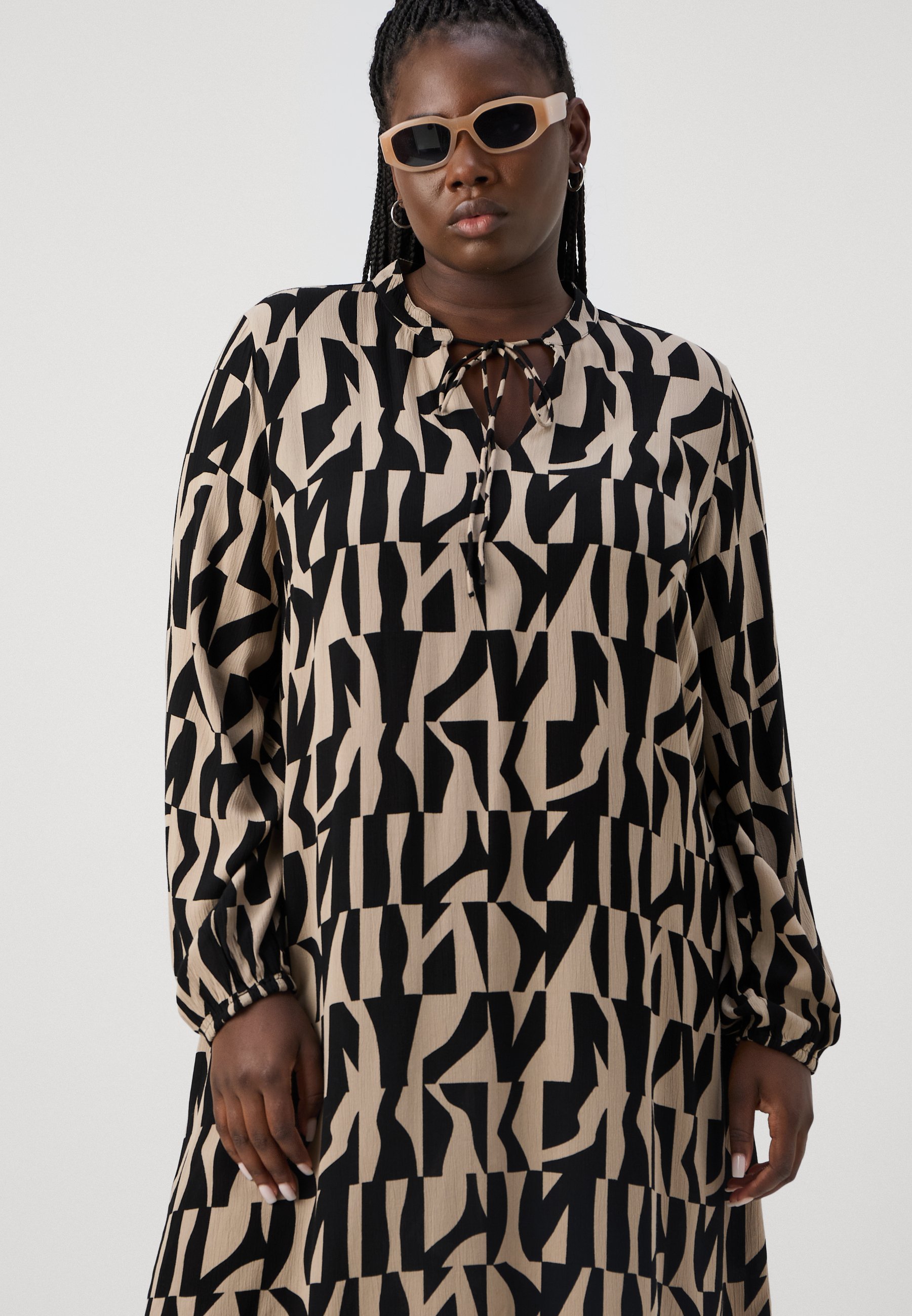 ONLY Carmakoma CARDIONA LIFE DRESS - Dagjurk - zwart/beige