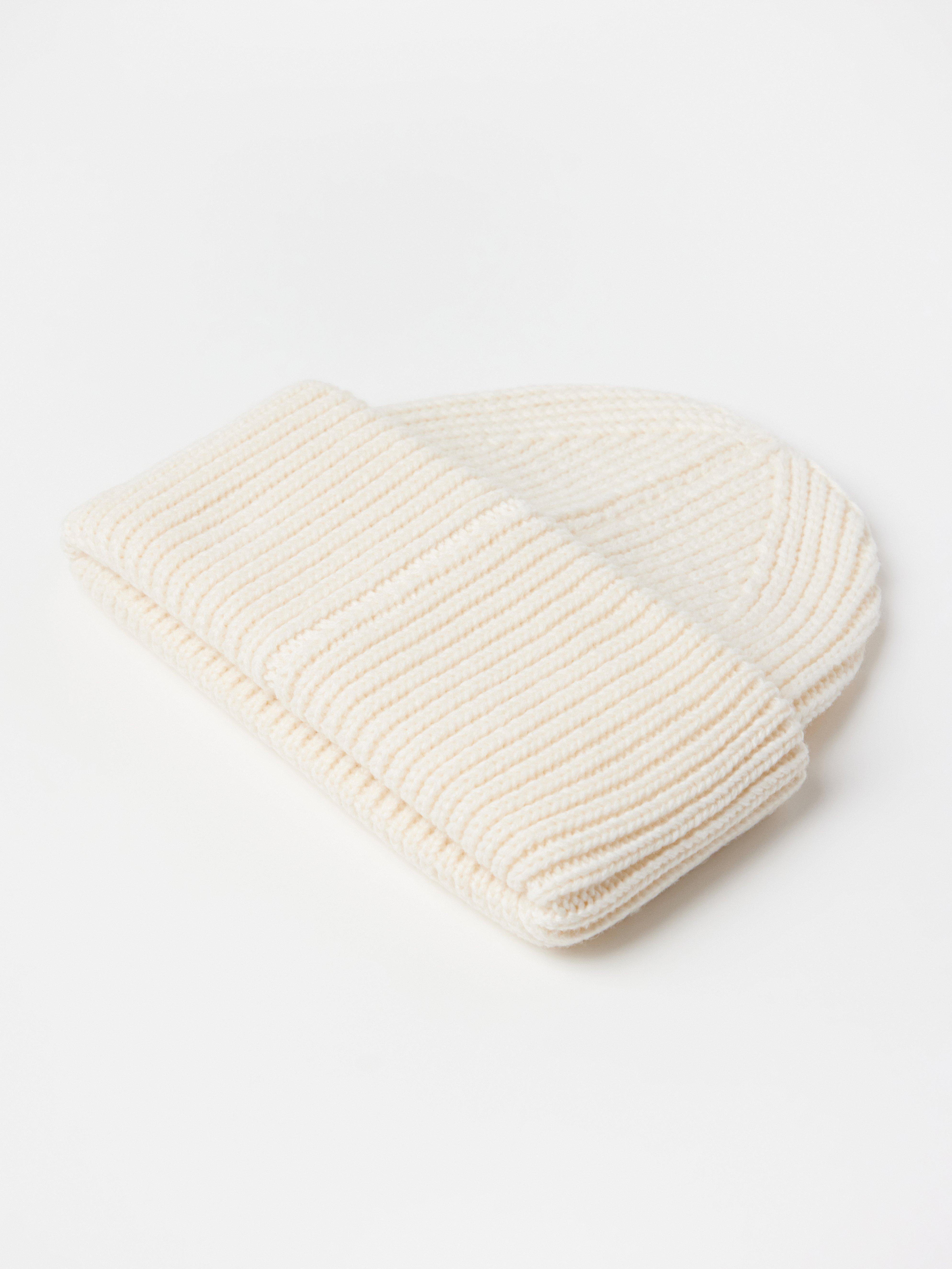 Bonnet tricoté blanc cassé