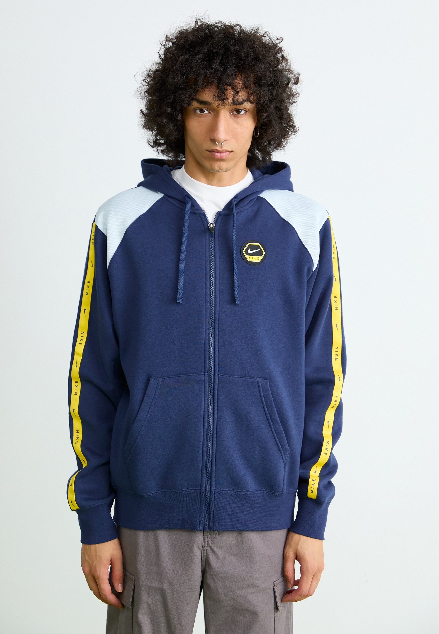 Nike Sportswear -collegetakit