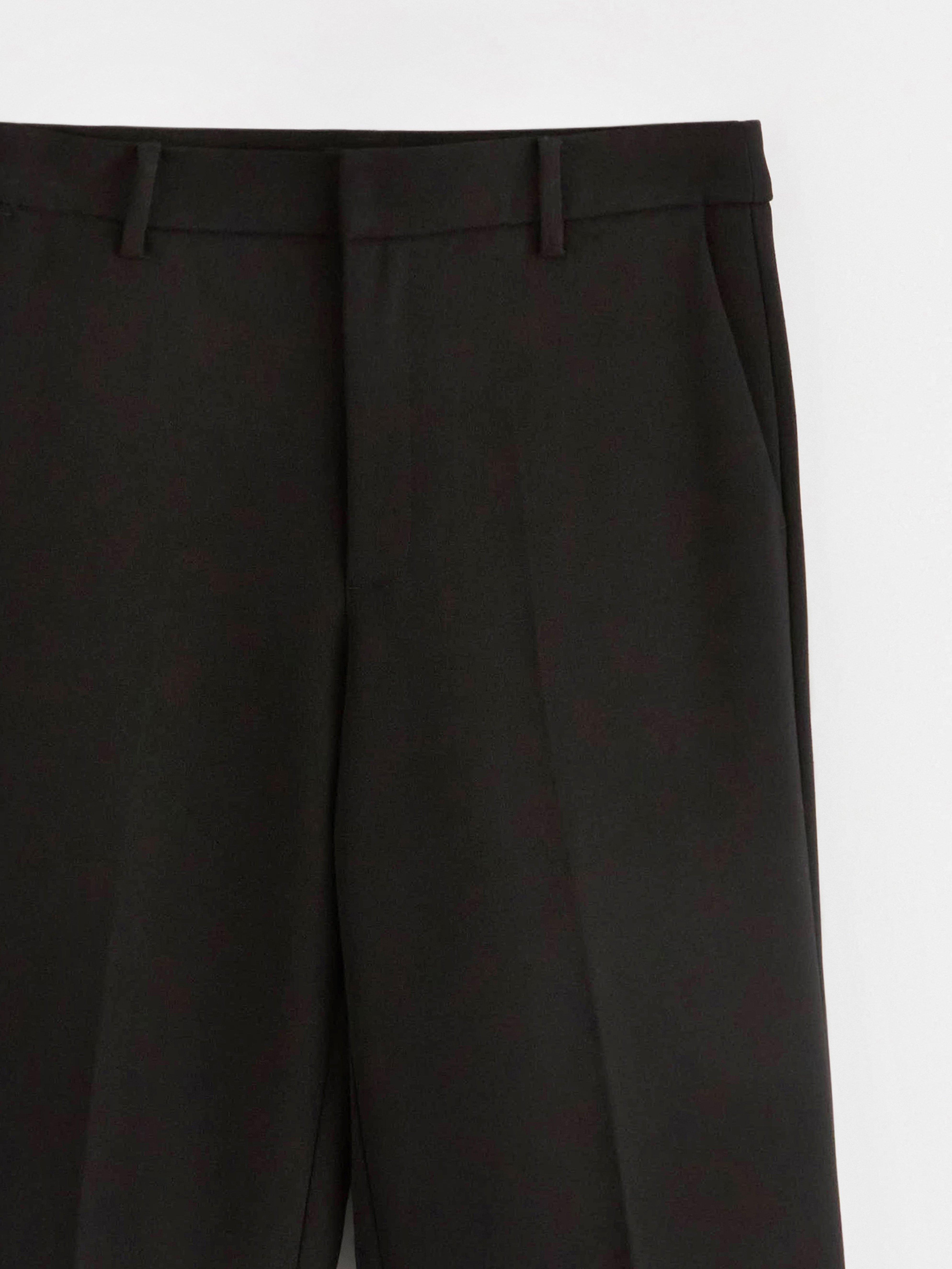 Pantalones NOOR de pierna extralarga en color negro.