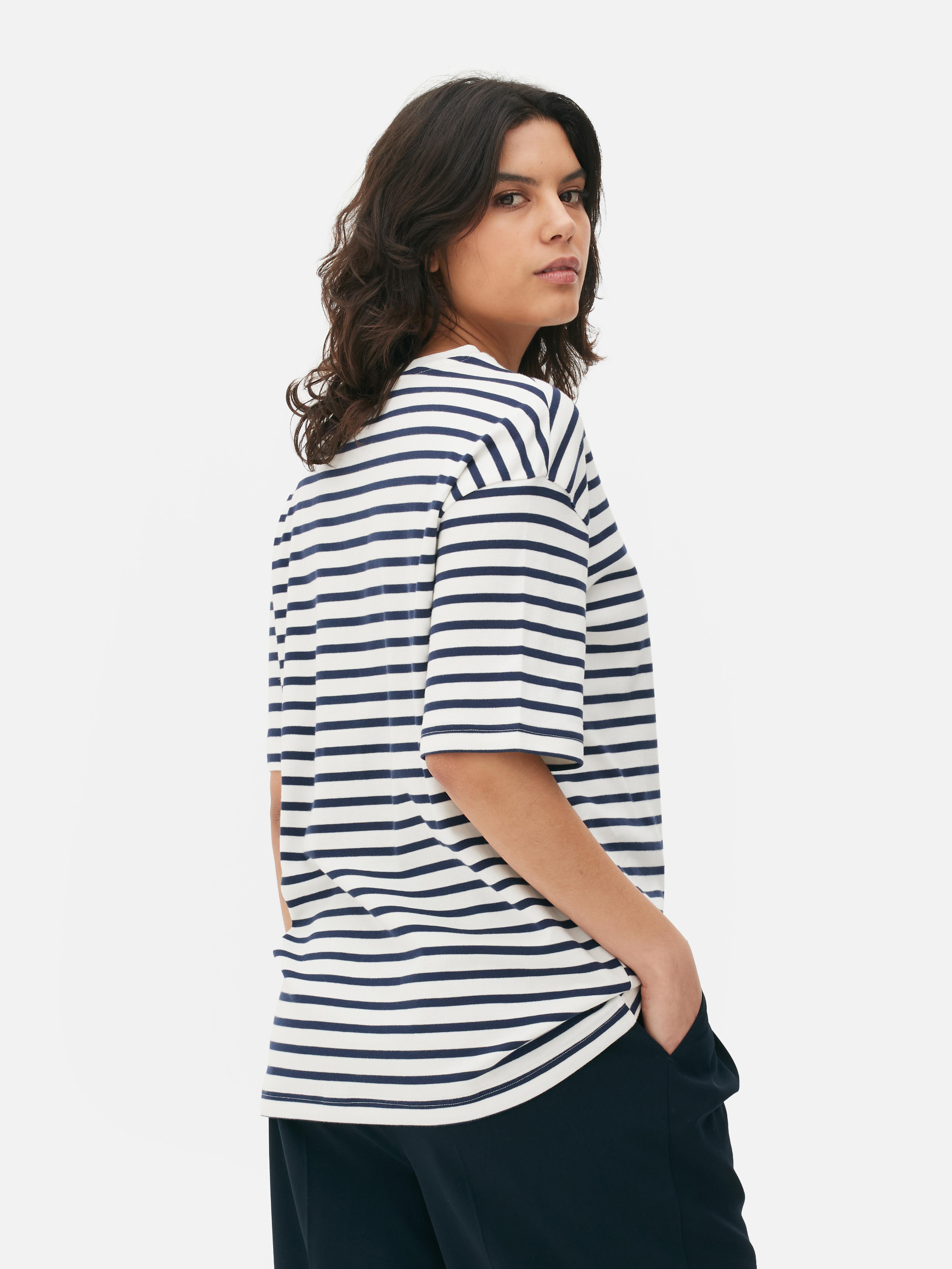 Tricou supradimensionat cu mânecă scurtă. E timpul să îmbrățișezi confortul și stilul cu tricoul nostru supradimensionat.