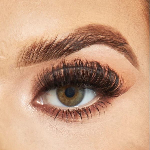 Claudia Kilsby – Zarte russische Wimpern