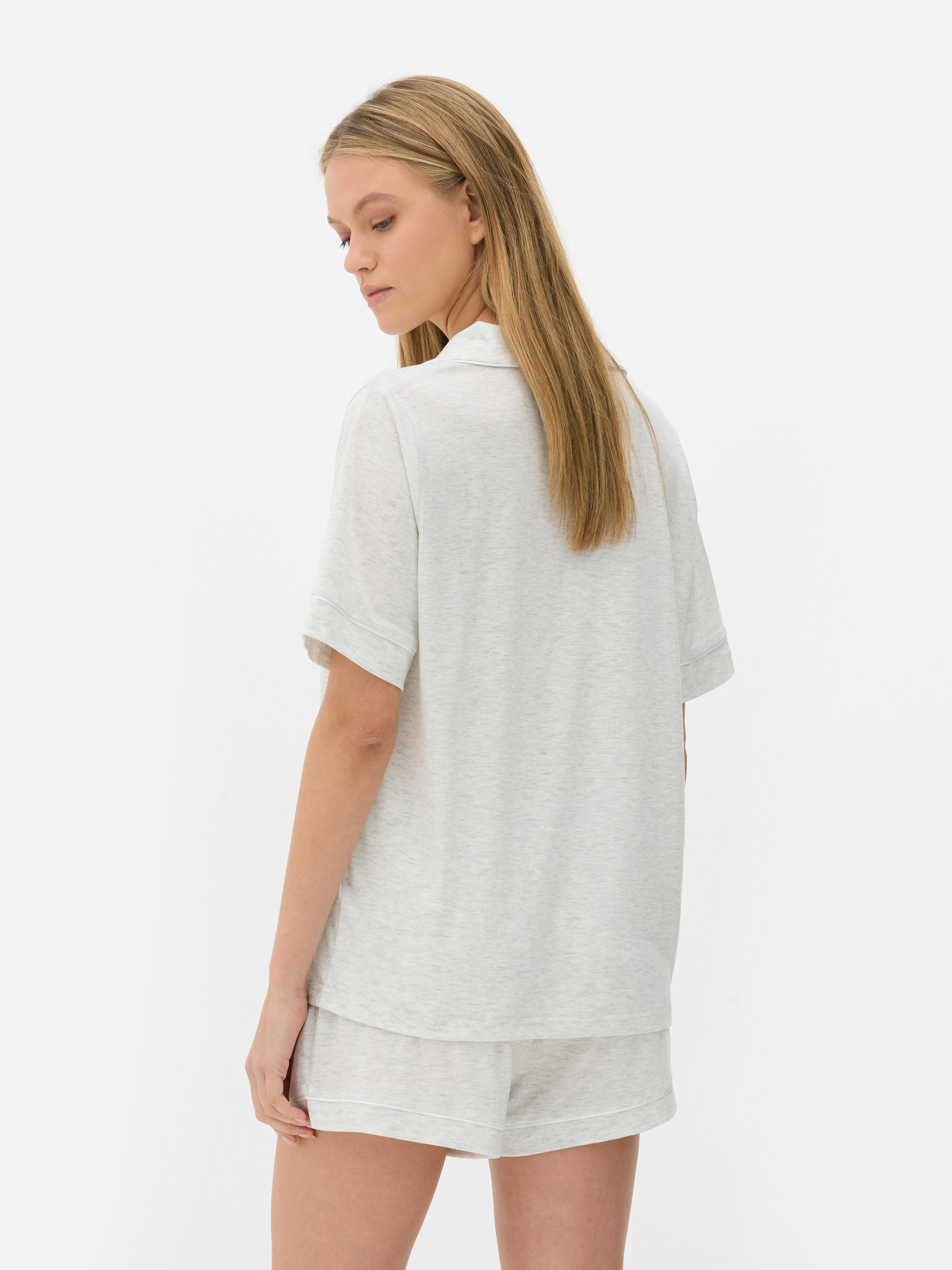 Pijama scurtă din jerseu O pijama cu un tricou cu mânecă scurtă și pantaloni scurți asortați