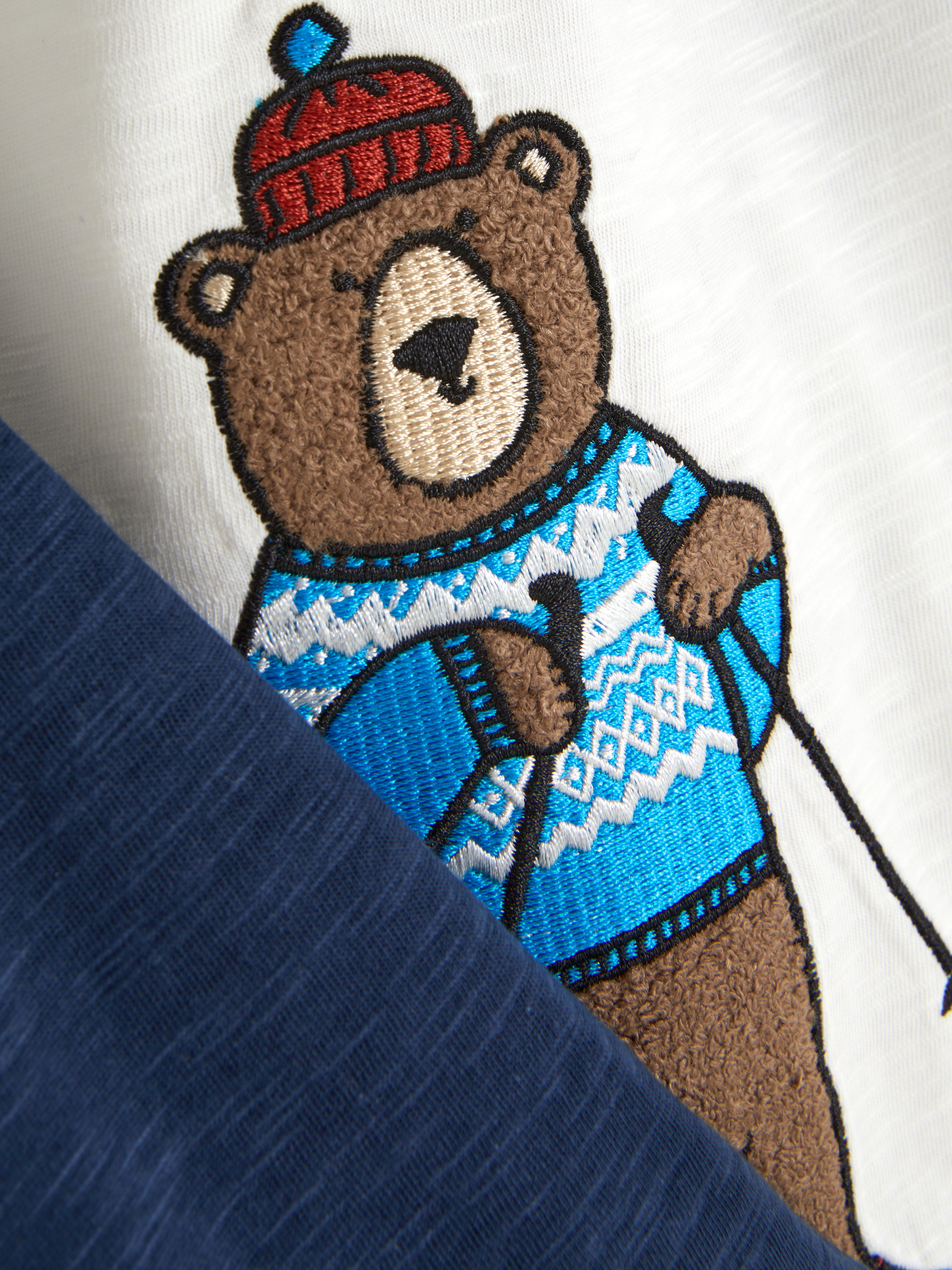 T-Shirt mit Raglanärmeln und Skibär-Motiv. Ein T-Shirt mit Bärenmotiv und langen Ärmeln mit Raglaneinsatz.