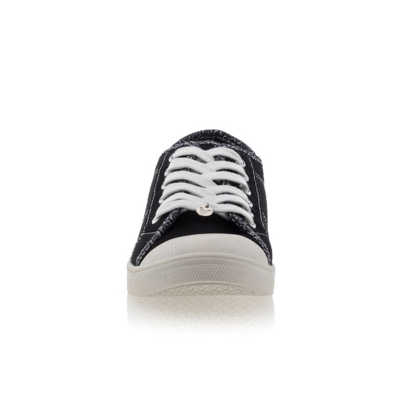 Zapatillas deportivas para mujer en color negro.
