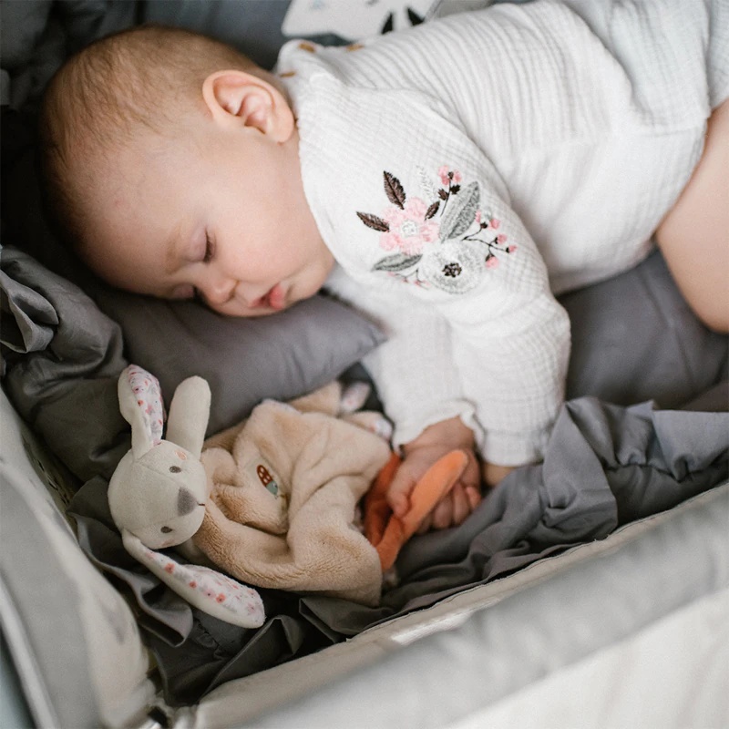 BabyOno Have Fun miega rotaļlieta zaķītim ar grabulīti