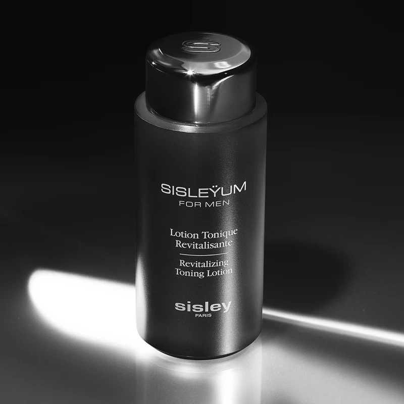 Loção Tônica Revitalizante Sisley Sisleÿum: loção tônica facial que renova a barreira protetora da pele.