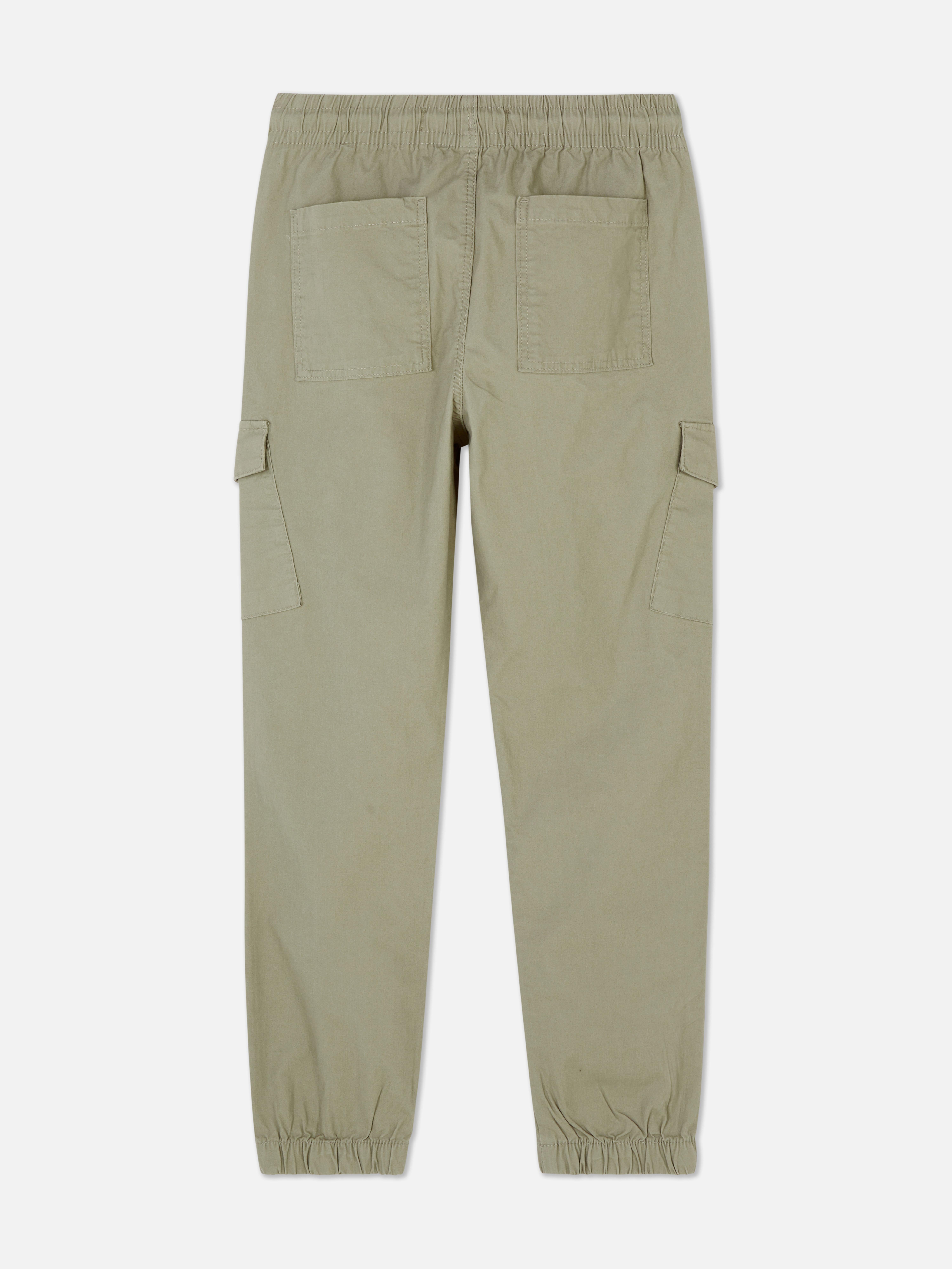 Pantaloni cargo realizzati principalmente in cotone. Questi pratici pantaloni hanno una fascia elastica in vita e tasche laterali, anteriori e posteriori.