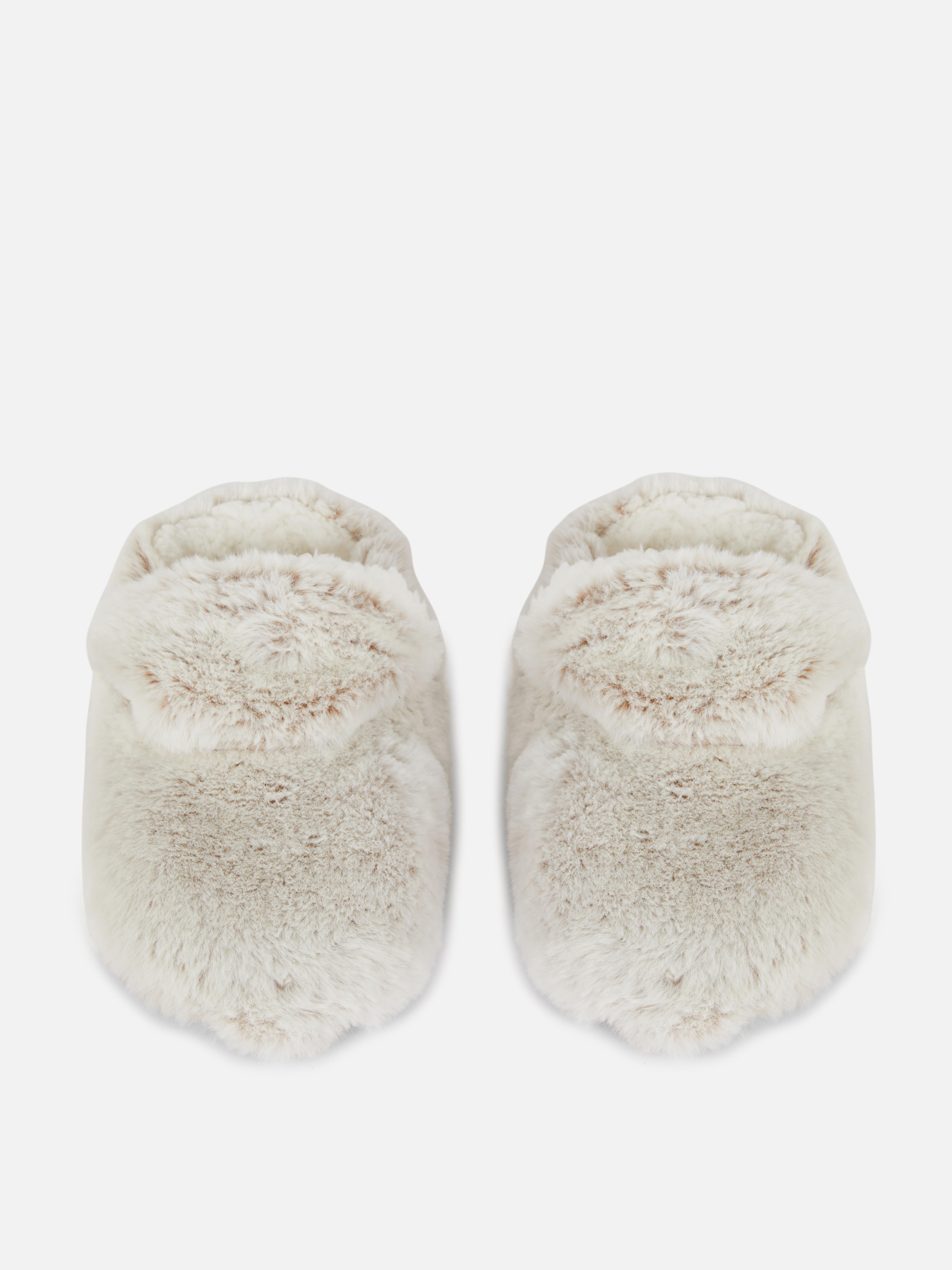 Papuci căptușiți cu blană artificială din fleece. Papuci moi și călduroși până la gleznă, cu un aspect atemporal.