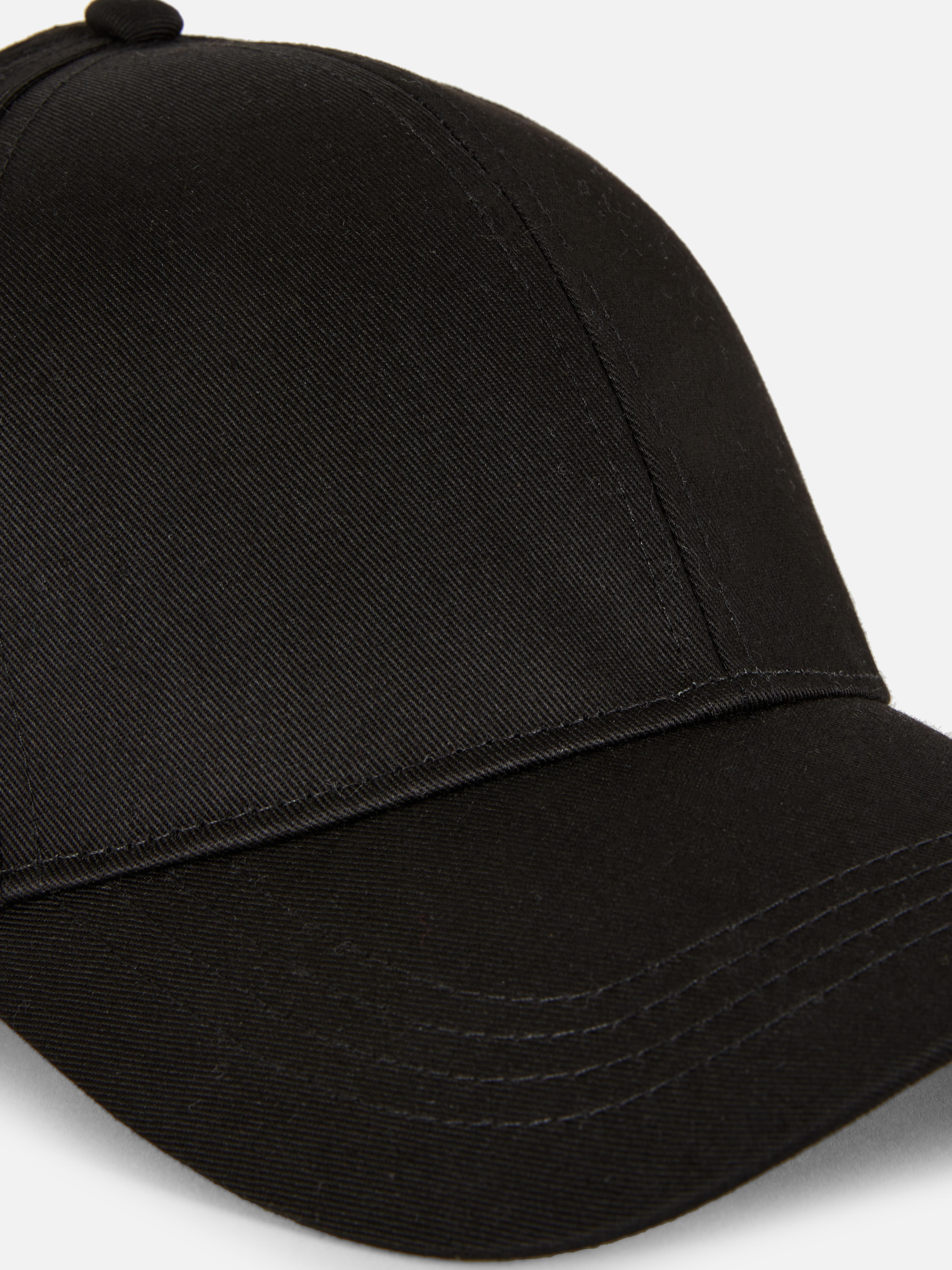 Solid baseball cap Complete your style with our baseball cap.