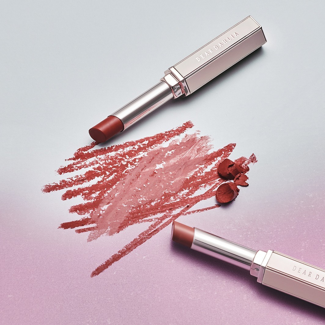 „Dear Dahlia“ lūpų dažai „Lip Allure“ skaidrūs aksominiai – 2,5 g