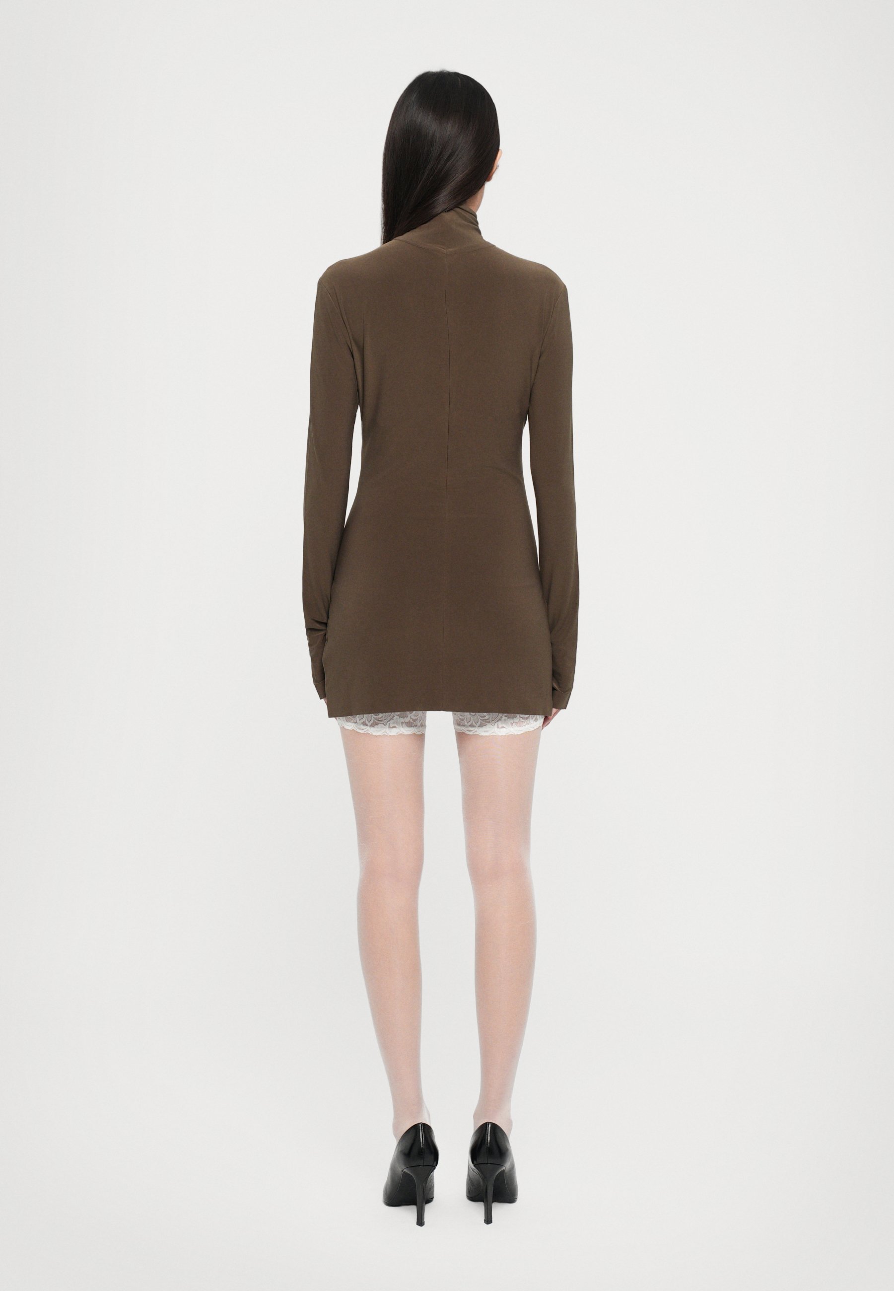Norma Kamali LONG SLEEVE TURTLENECK PICKLEBALL DRESS - Žerzejové šaty - bark