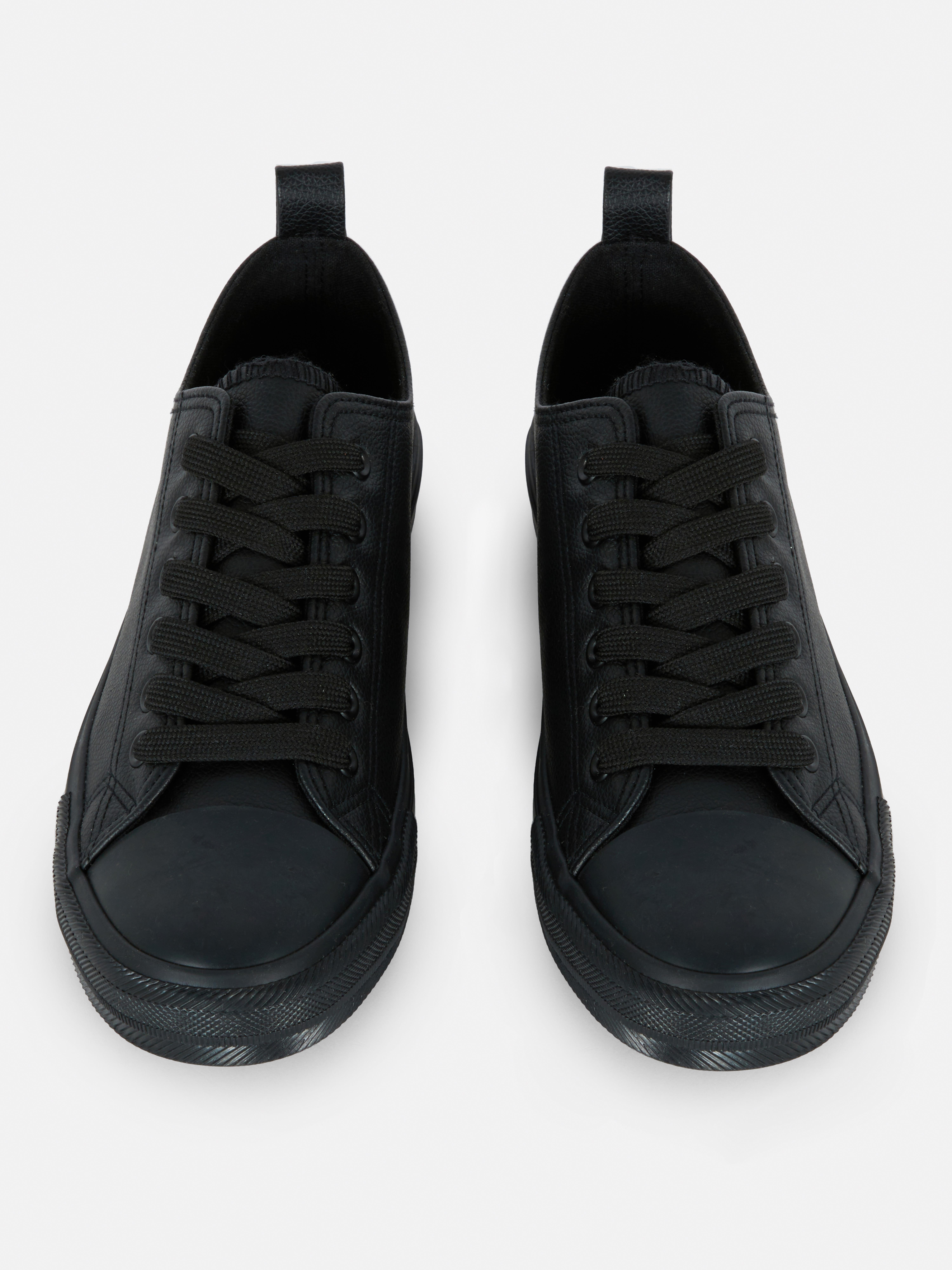Sneakers basse in similpelle. Scegli uno stile skate completo con queste sneakers in similpelle.