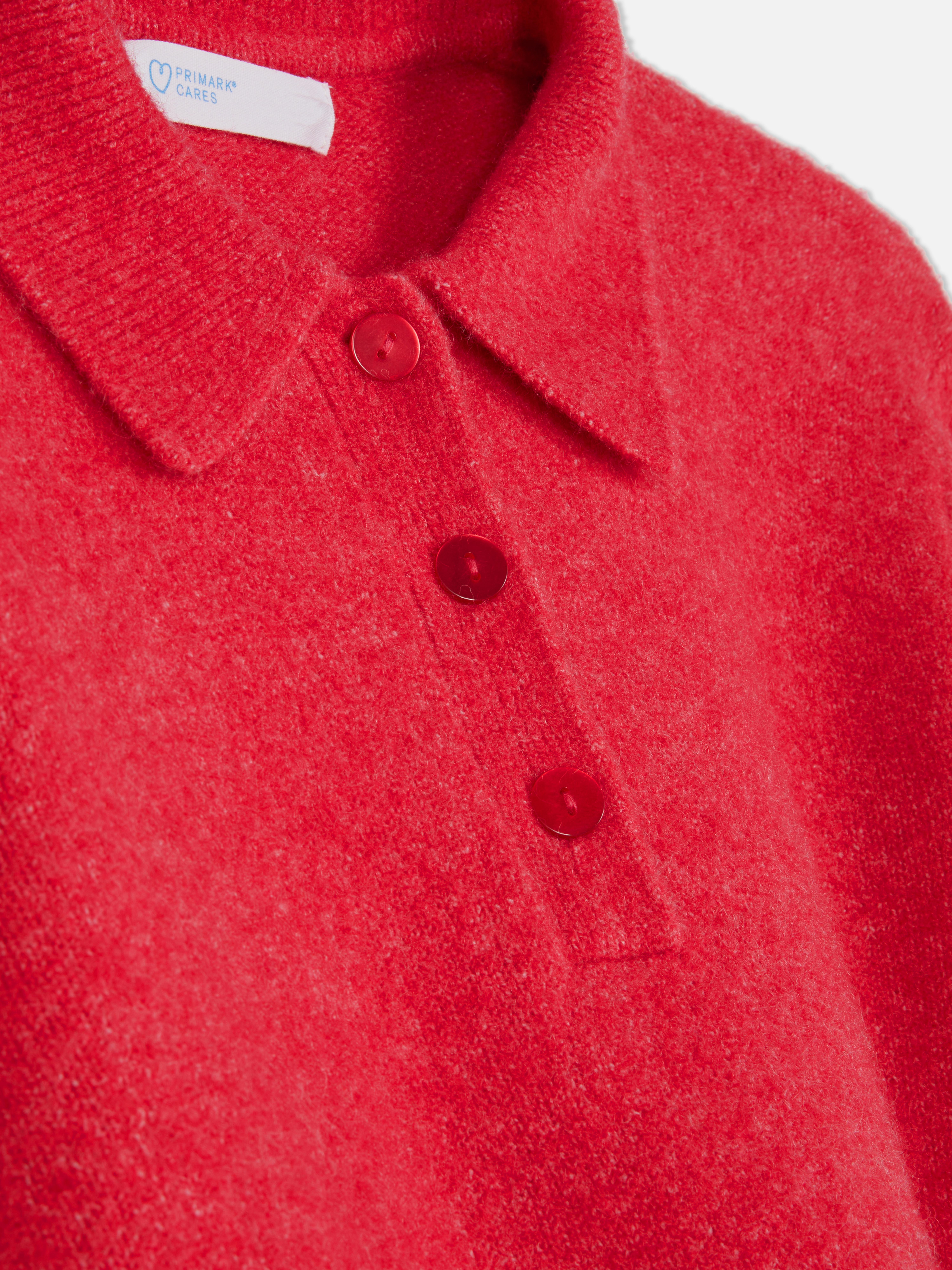 Neulepusero poolokauluksella Pehmeä neulepusero poolokauluksella ja nappilistalla mukavaan preppy-lookiin.