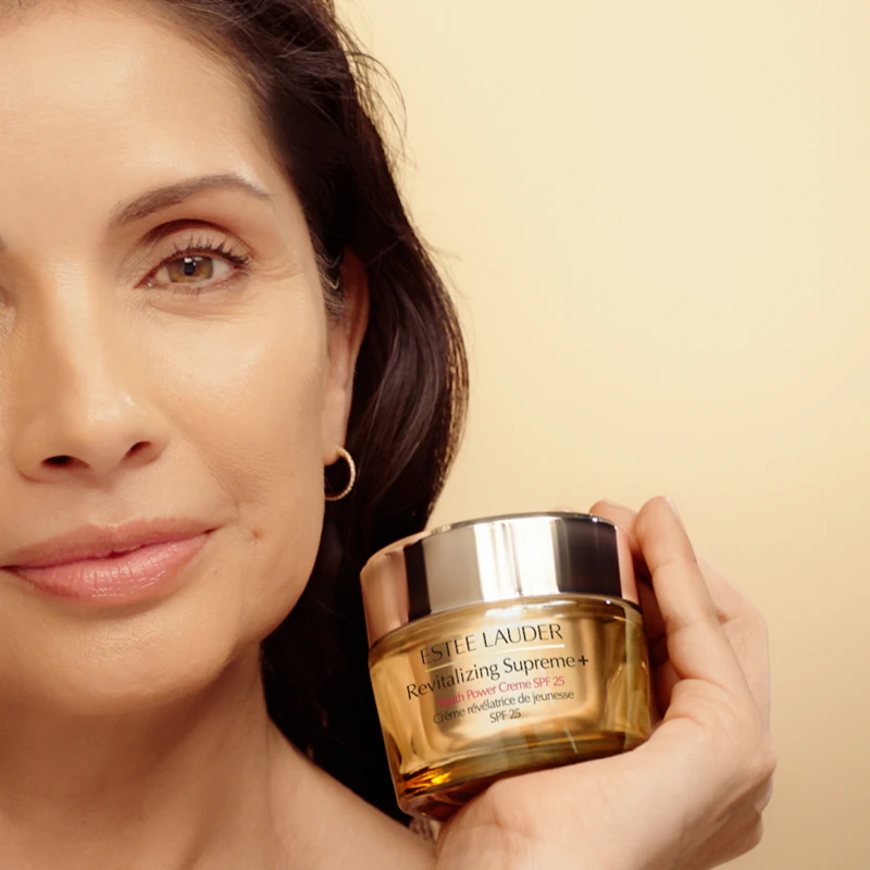 Estée Lauder Revitalizing Supreme+ Youth Power Crème SPF 25 -päivävoide kirkastaa ja silottaa ihoa.