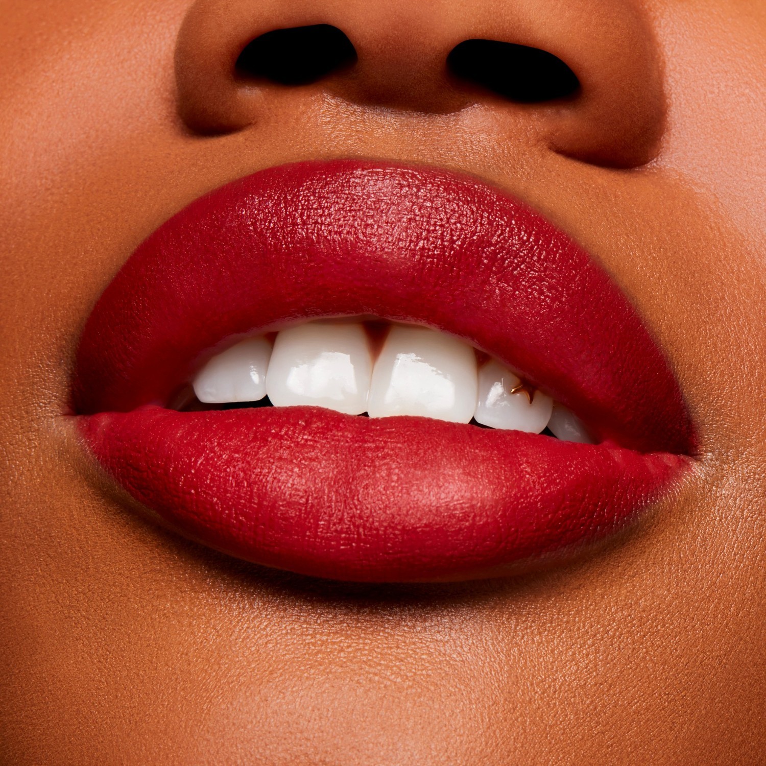 MAC ruž za usne u prahu Kiss Velvet Blur Slim Stick - 2 g