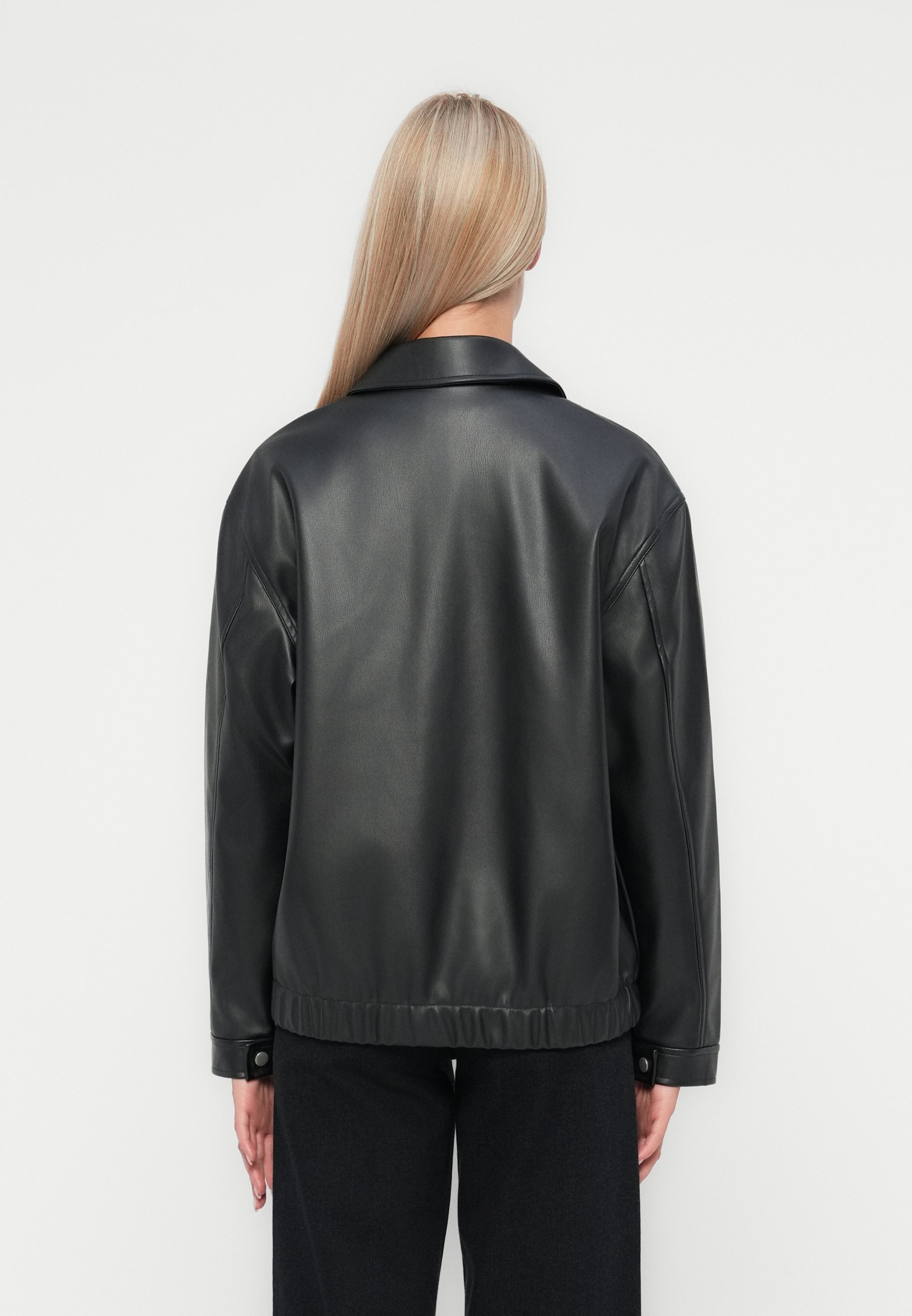 EXCLUSIVITÉ SUR LLVERON - Veste en similicuir - noire