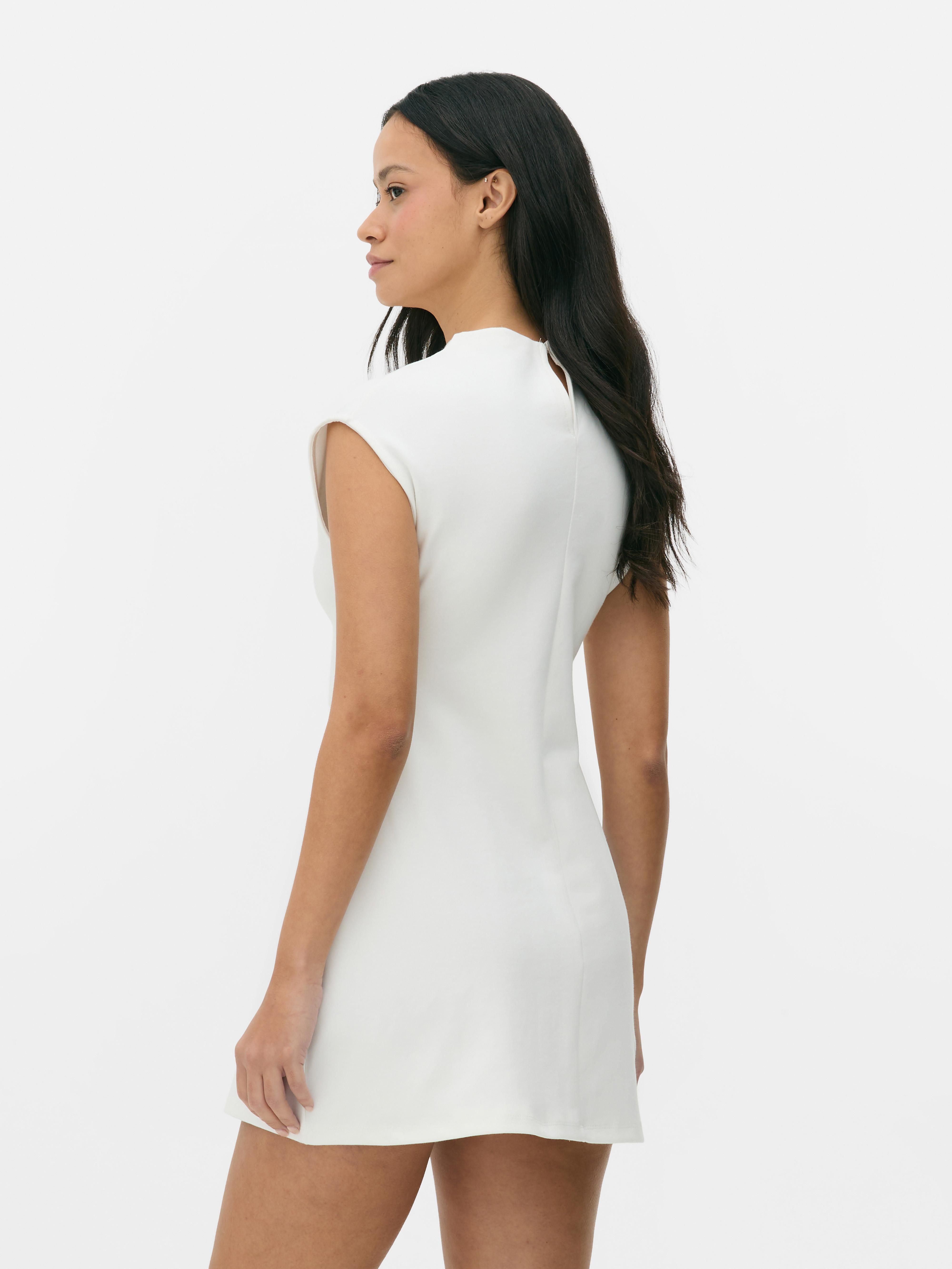 Rochie mini cu mâneci scurte O rochie mini clasică cu decolteu înalt și mâneci scurte