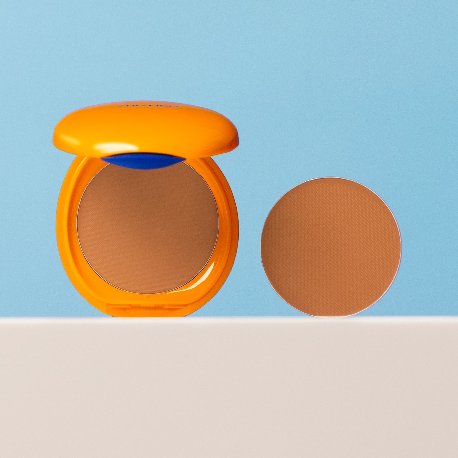 Base de maquillaje compacta autobronceadora Shiseido con protección solar SPF 10 - 12 g