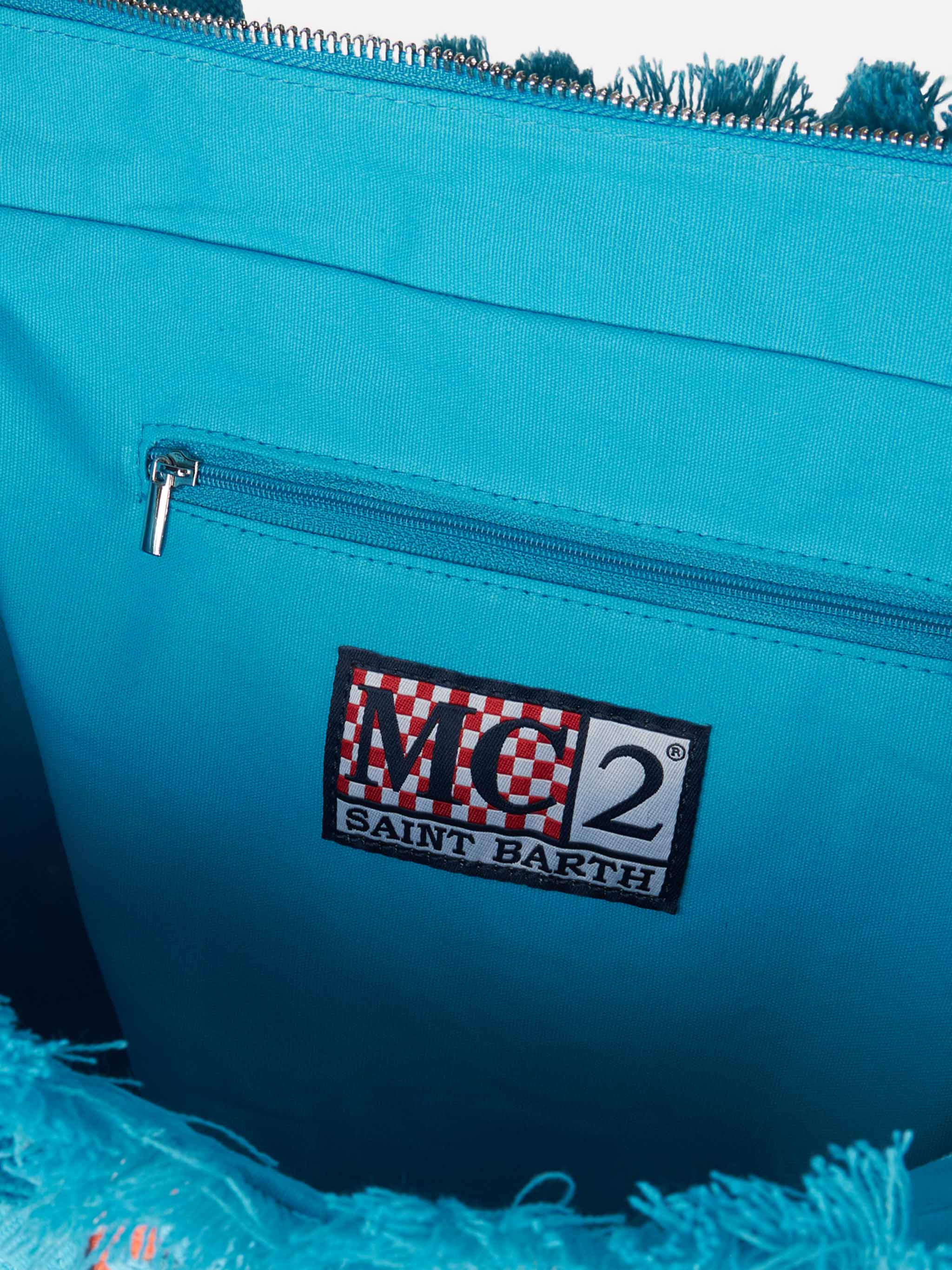 Gehaakte schoudertas van Vanity met franjes, veelkleurig patroon op lichtblauw, geborduurd Saint Barth-logo, binnenvak met ritssluiting | MC2 Saint Barth
