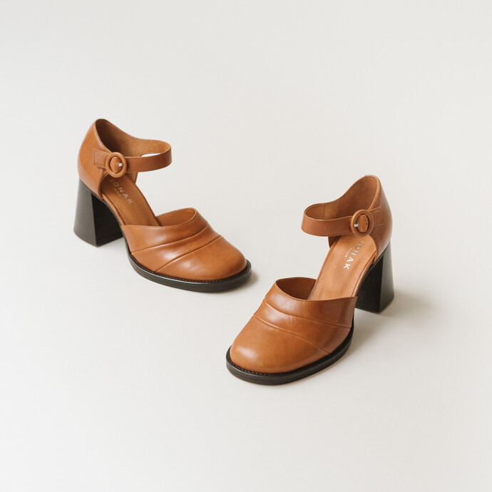 Babies à talons et brides  en cuir cognac clair