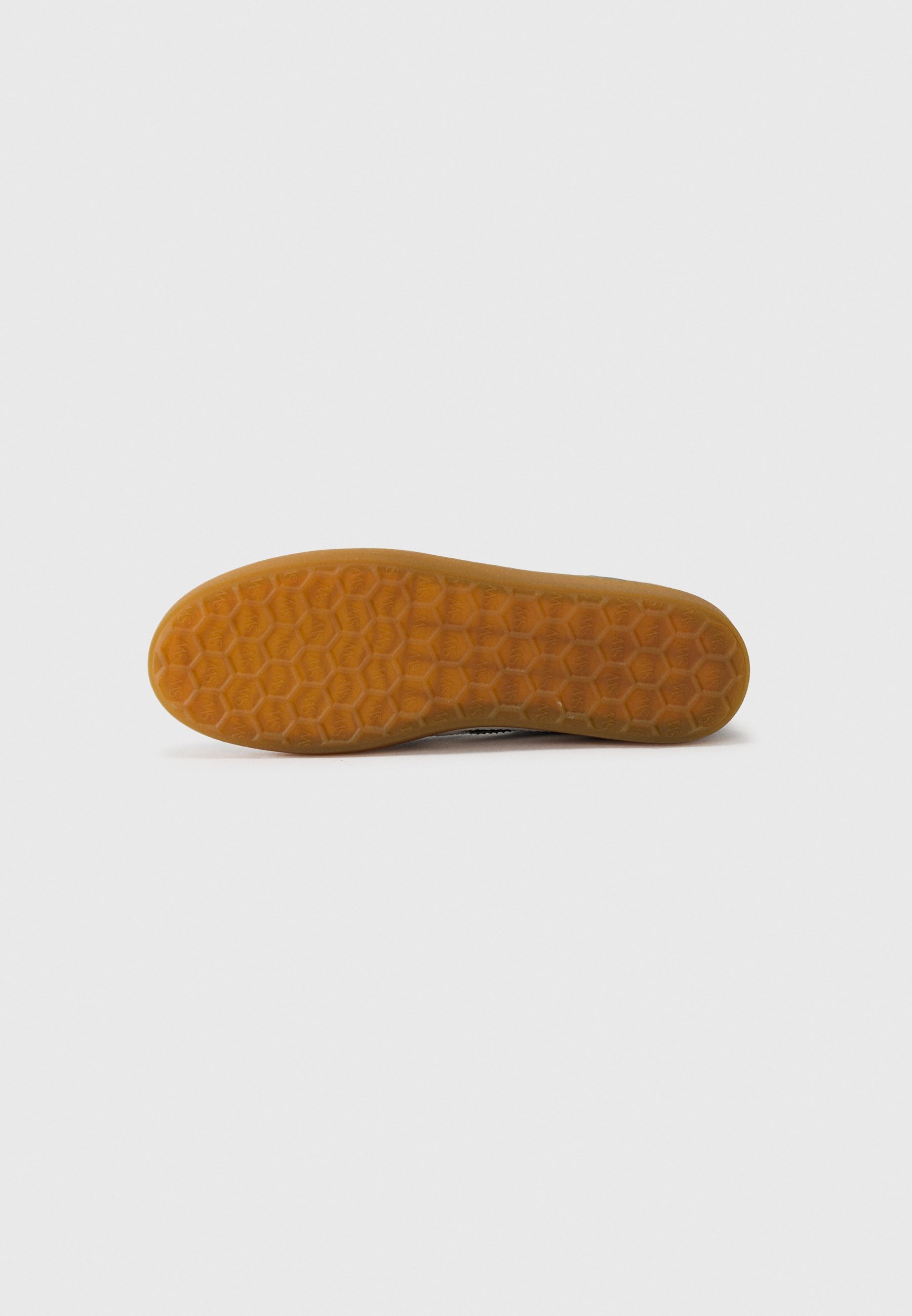 Stuart Weitzman RUNAROUND - Vabaajajalatsid - must/valge
