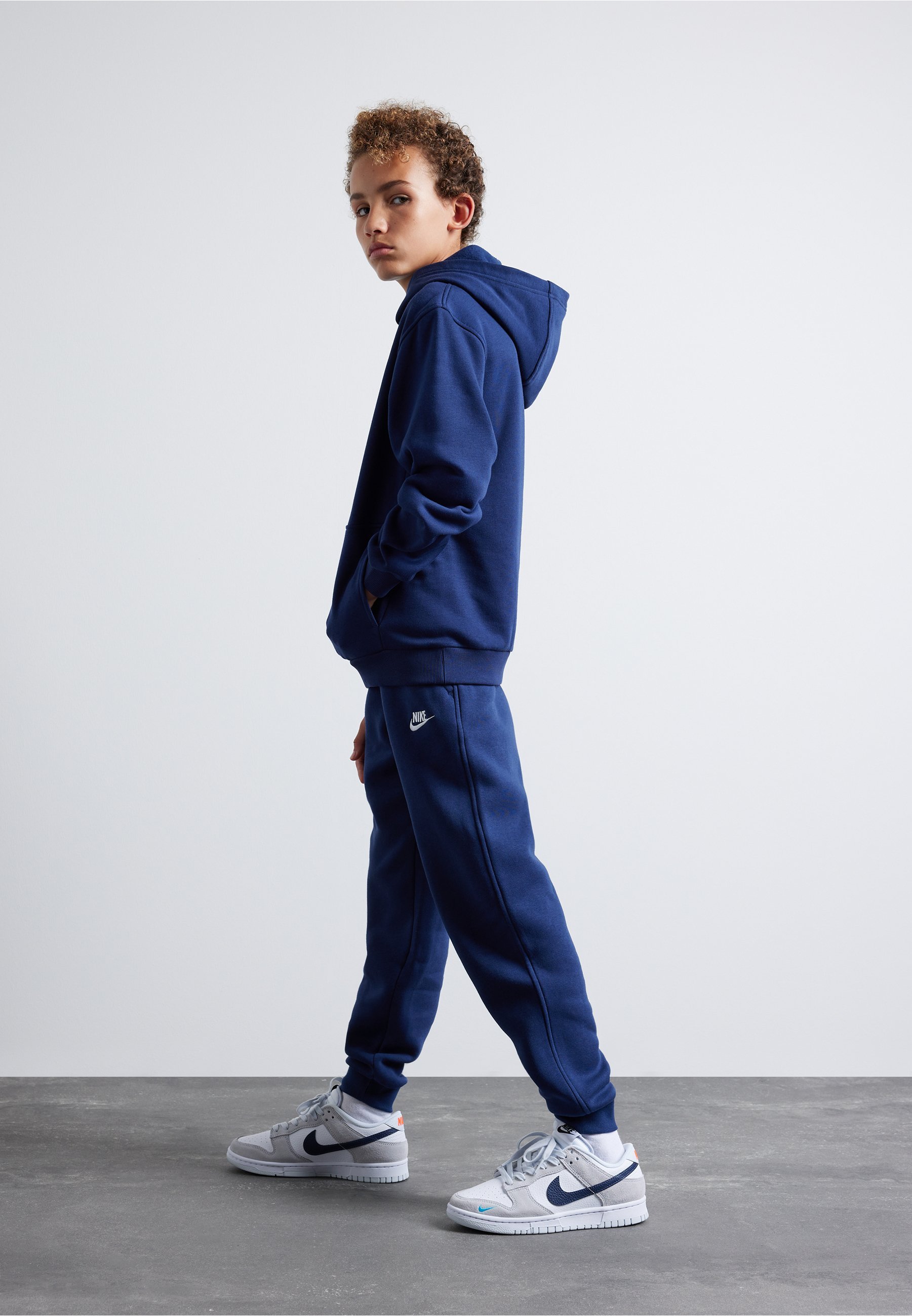 Nike Sportswear CLUB UNISEX - Spodnie dresowe - granat/biel