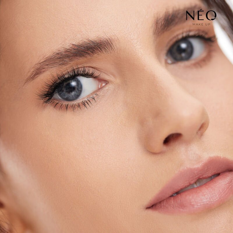 Máscara de pestañas Neo Make Up Intense Serum con vitaminas y minerales