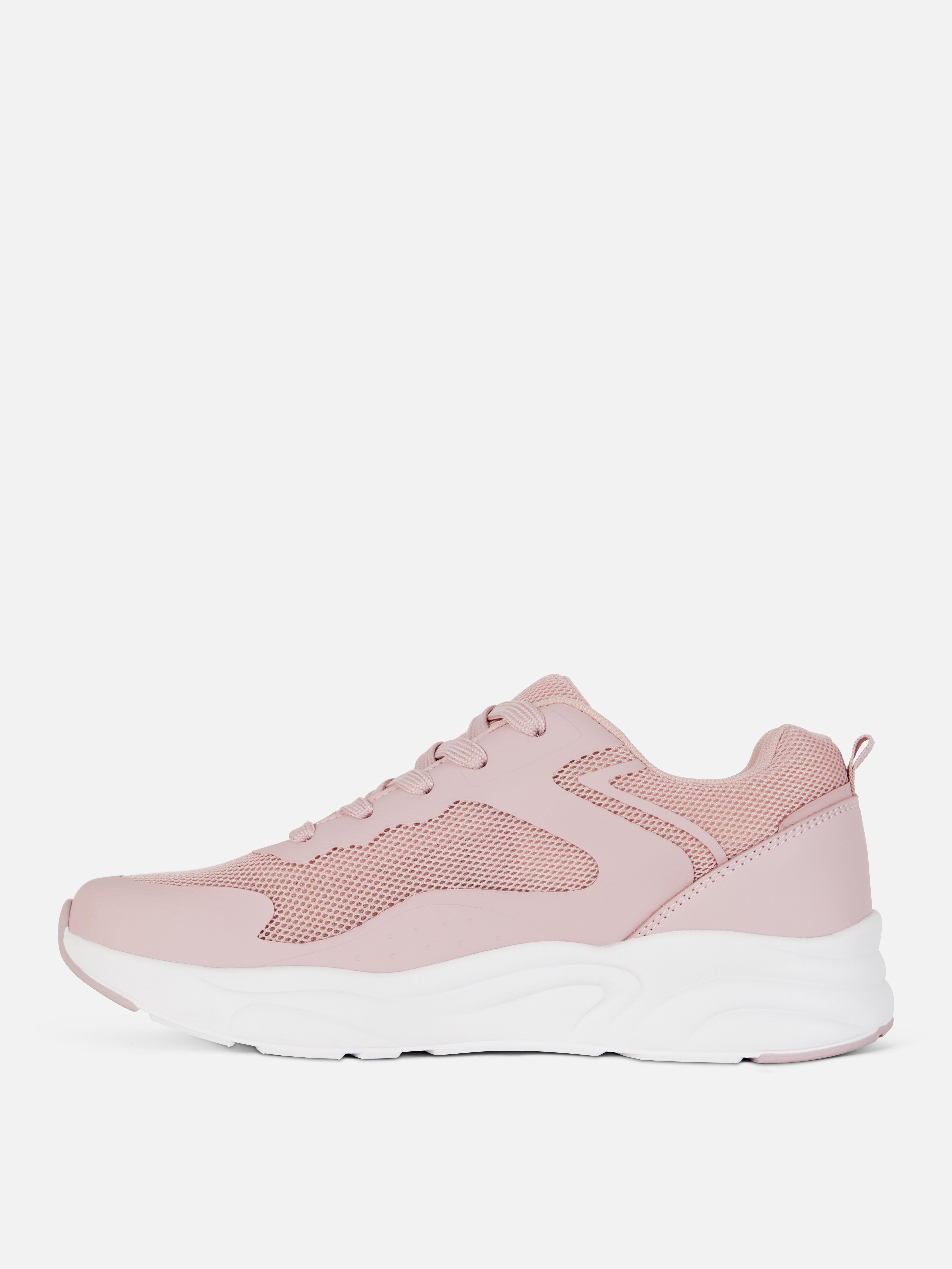 Sneaker mit Mesh-Obermaterial und dicker Sohle. Ein lässiger Schuh für jeden Tag.