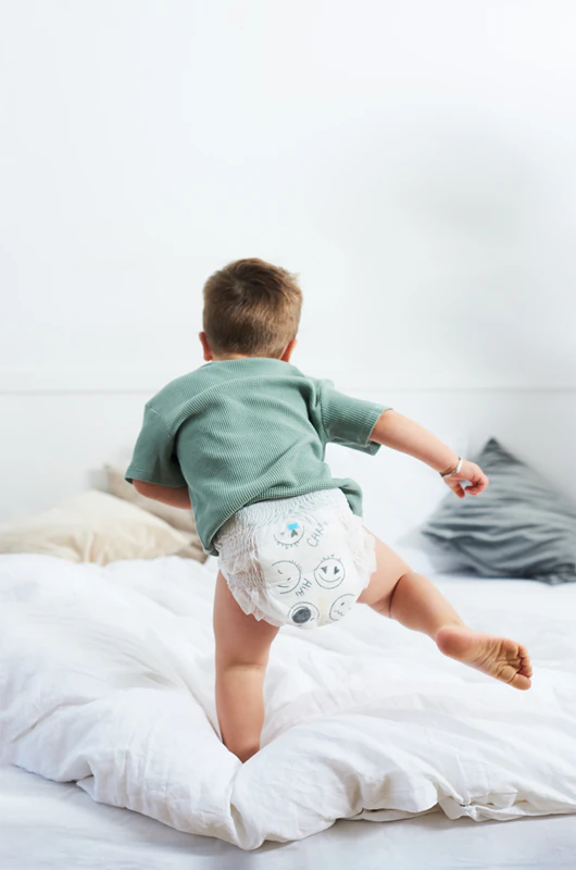 Jednorázové plenky Kolorky Deluxe Velvet Pants Night Sleepy pro noční použití.