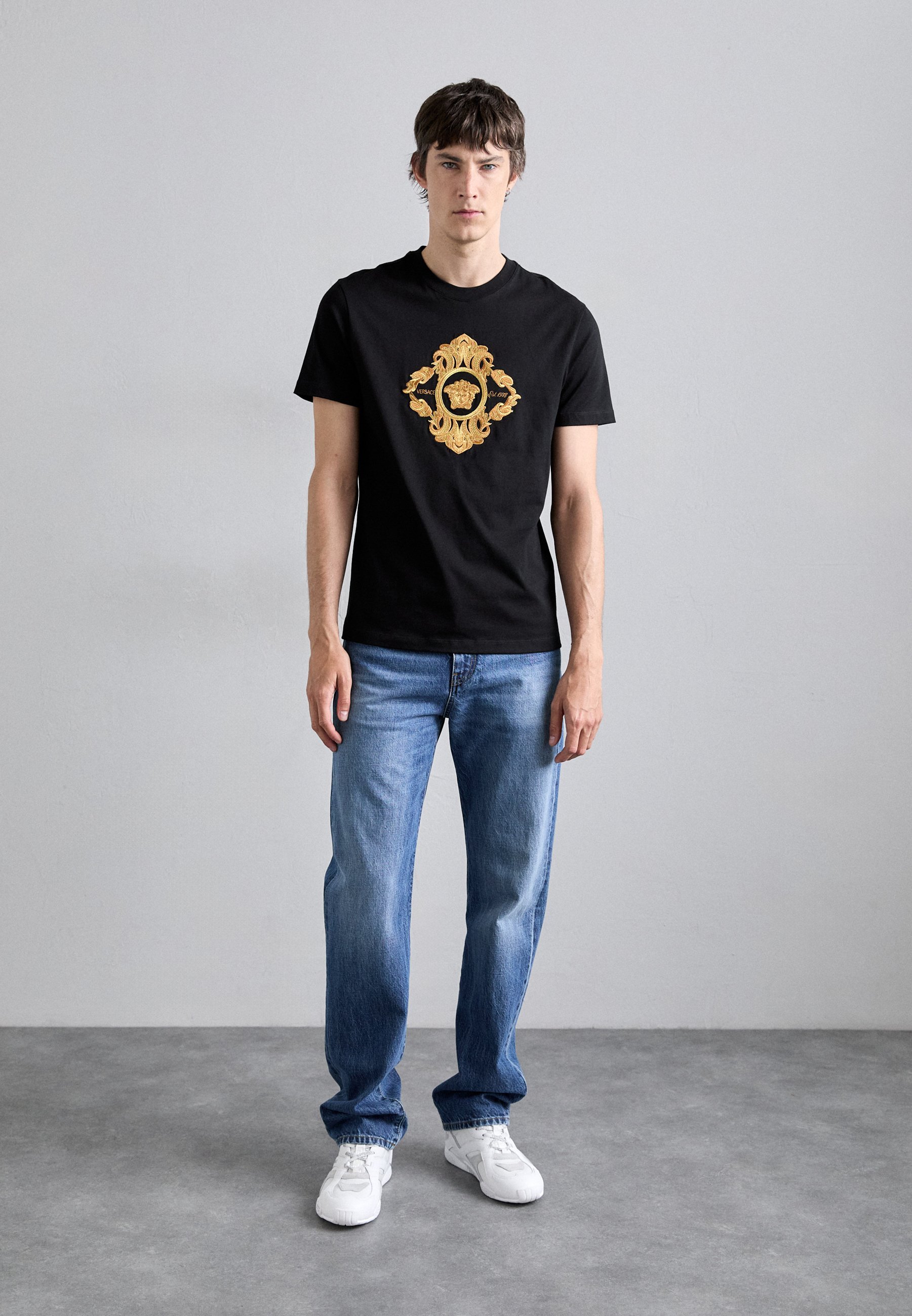 Versace ARCHITECTURAL BAROCCO CREST EMBROIDERY - Triko s potiskem - black