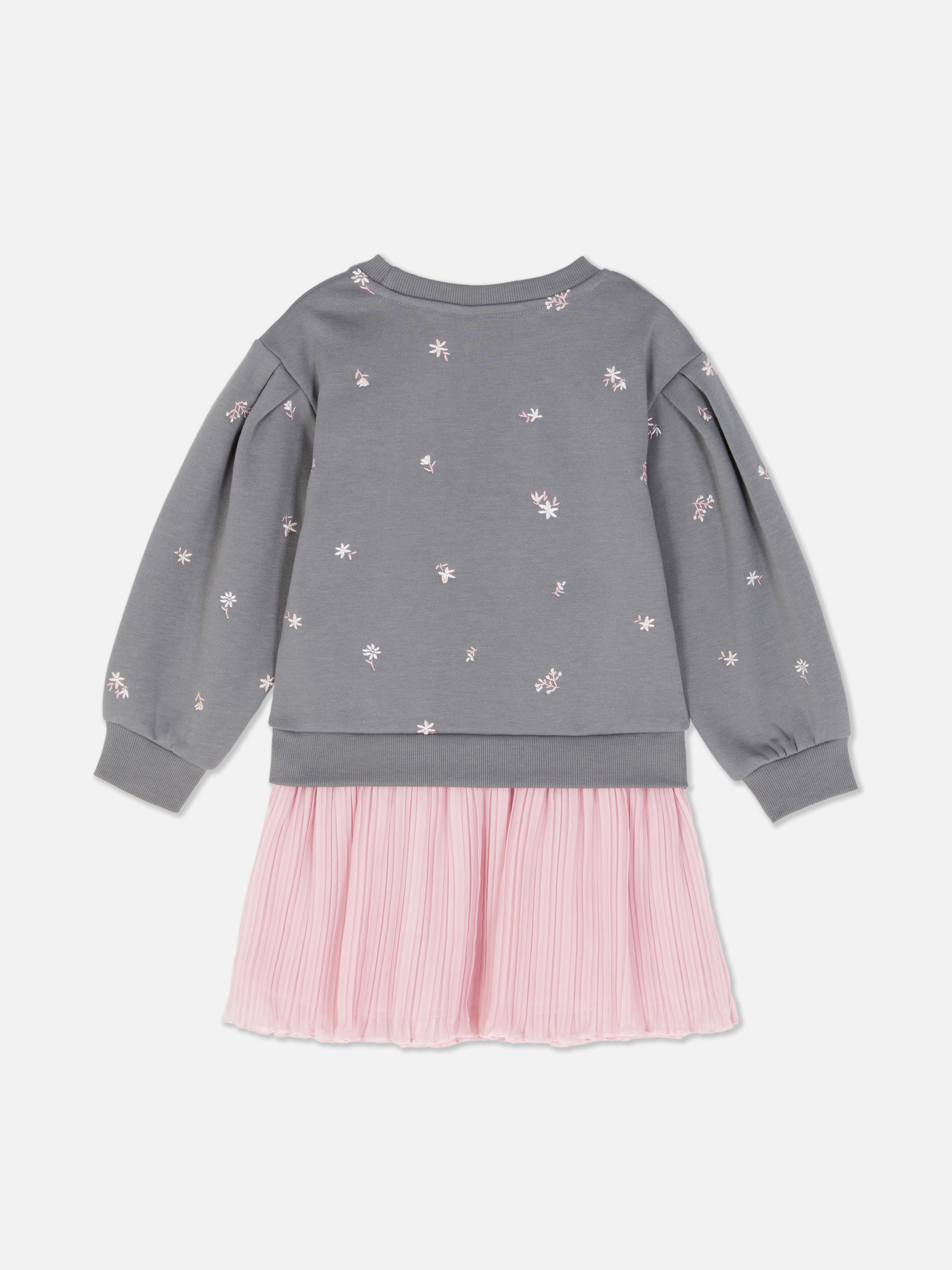 Abito in maglia floreale. Un abito in maglia con polsini a coste, fantasia floreale e orlo arricciato.