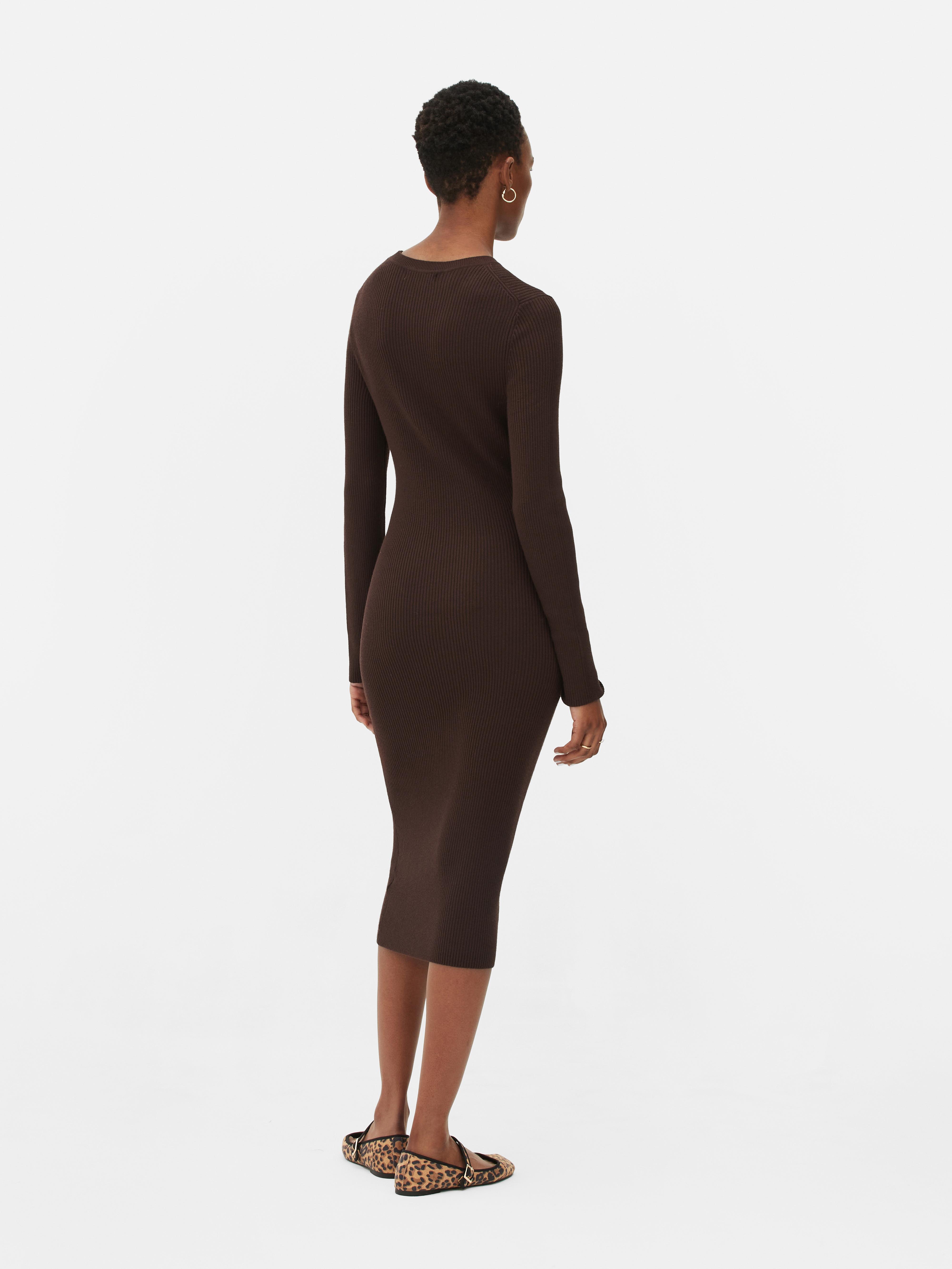 Rochie tip șorț cu decolteu rotund și mâneci lungi O rochie tricotată elegantă, cu decolteu rotund și mâneci lungi