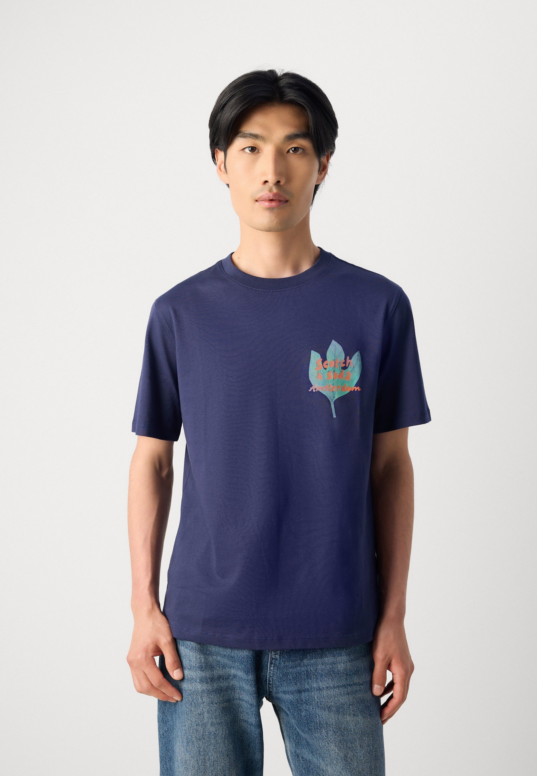 Scotch & Soda REGULAR FIT VOOR- EN ACHTERKANT - Bedrukt T-shirt - peacoat