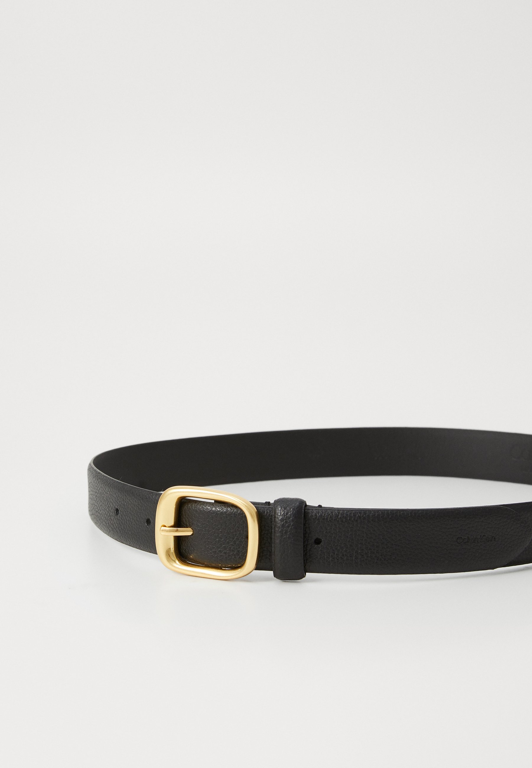 Calvin Klein CHUNKY BUCKLE PEBBLE STRAP - Vöö - must/tumekuldne